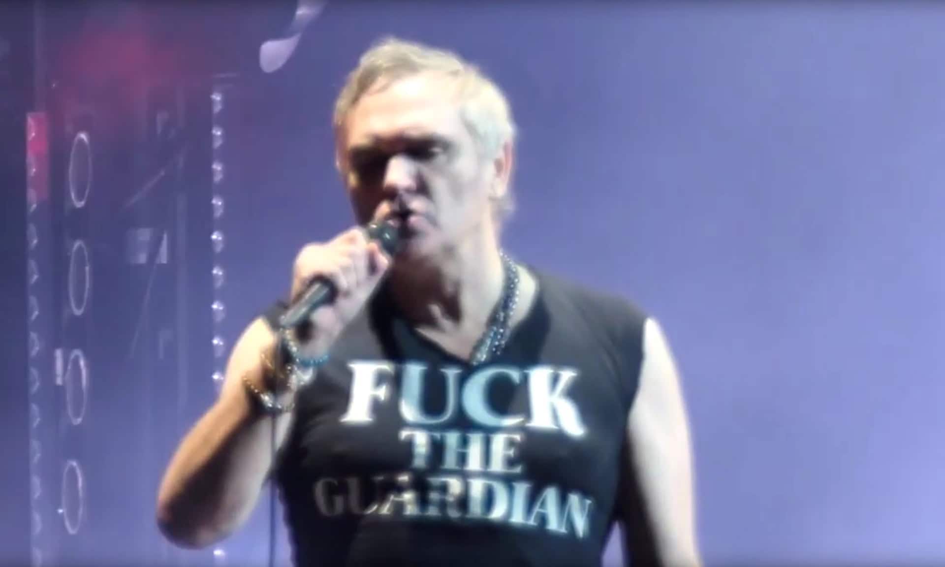‘Fuck The Guardian’: Morrissey zet strijd tegen Britse krant verder met opvallend T-shirt