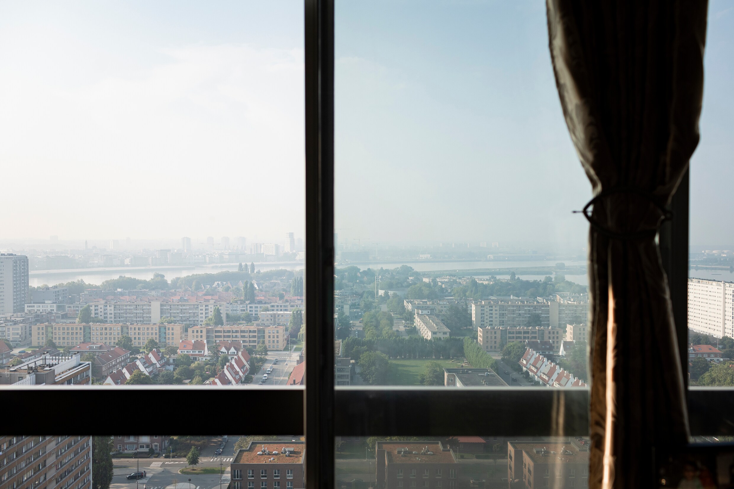 Nabila (20) woont samen met haar moeder op de 24ste verdieping van het Chicagoblok in Antwerpen