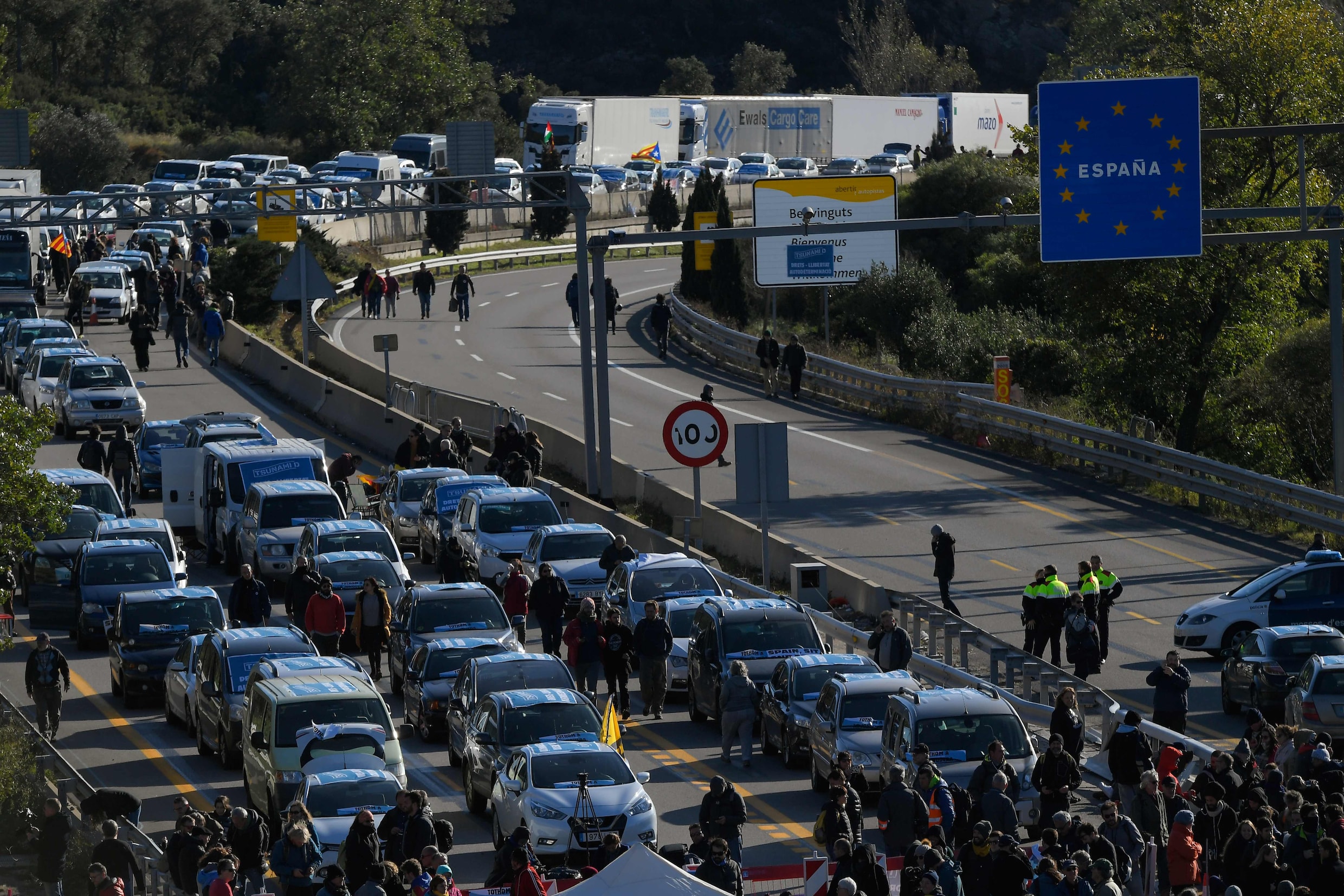 ▶ Catalaanse separatisten raken slaags met politie bij blokkade aan Spaans-Franse grens