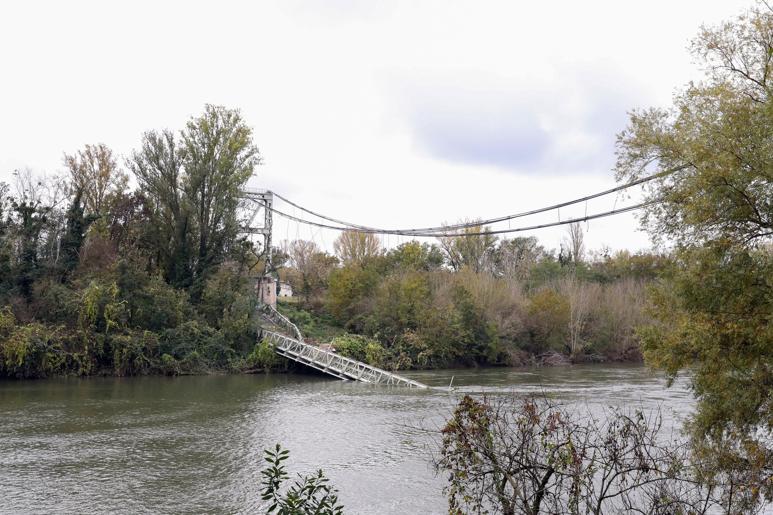 Ingestorte brug in Zuid-Franse Tarn: ‘Vrachtwagen woog dubbele van toegelaten gewicht’