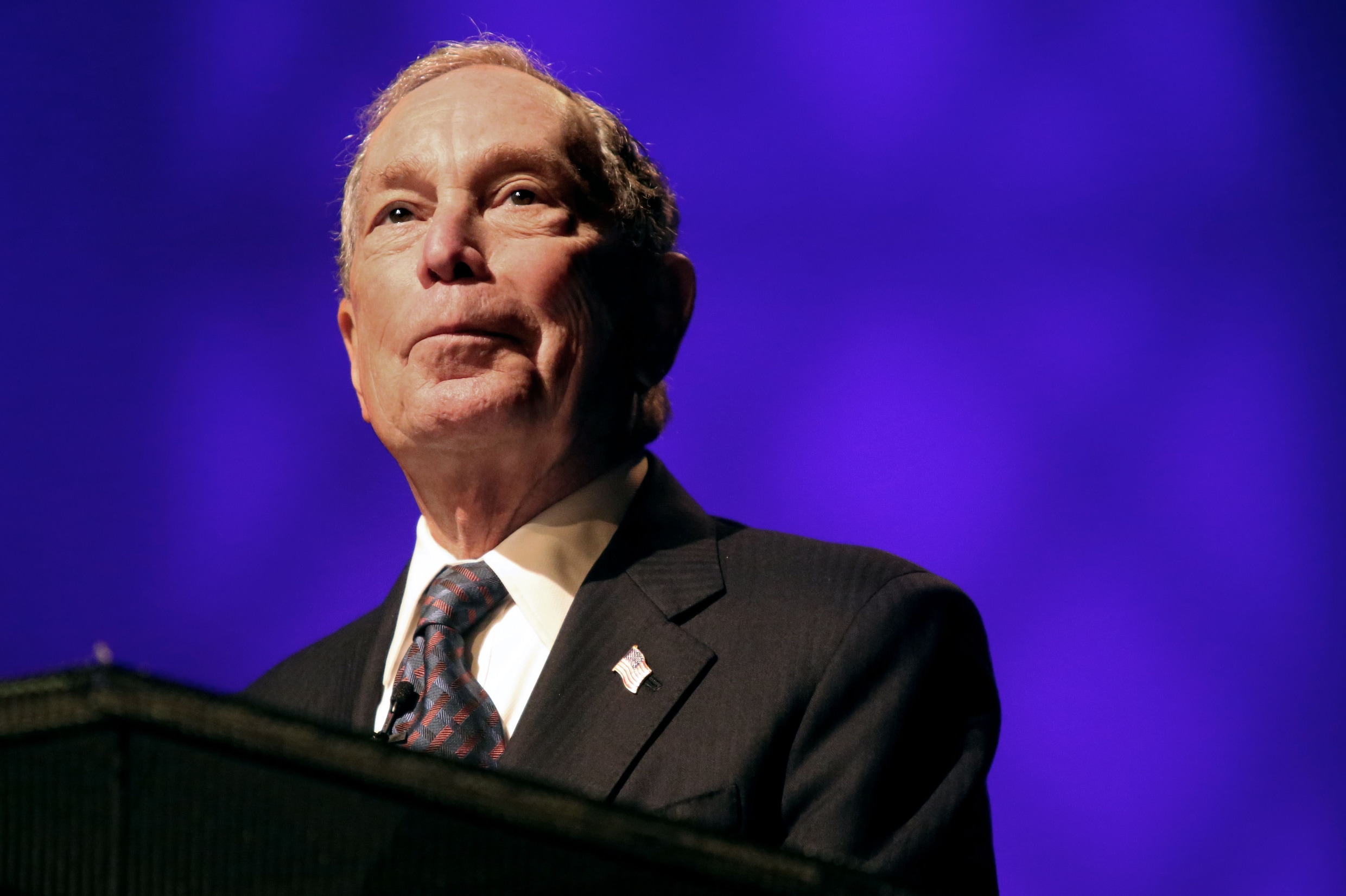 Michael Bloomberg stapt in presidentsrace: ‘We kunnen ons geen vier extra jaren Trump veroorloven’