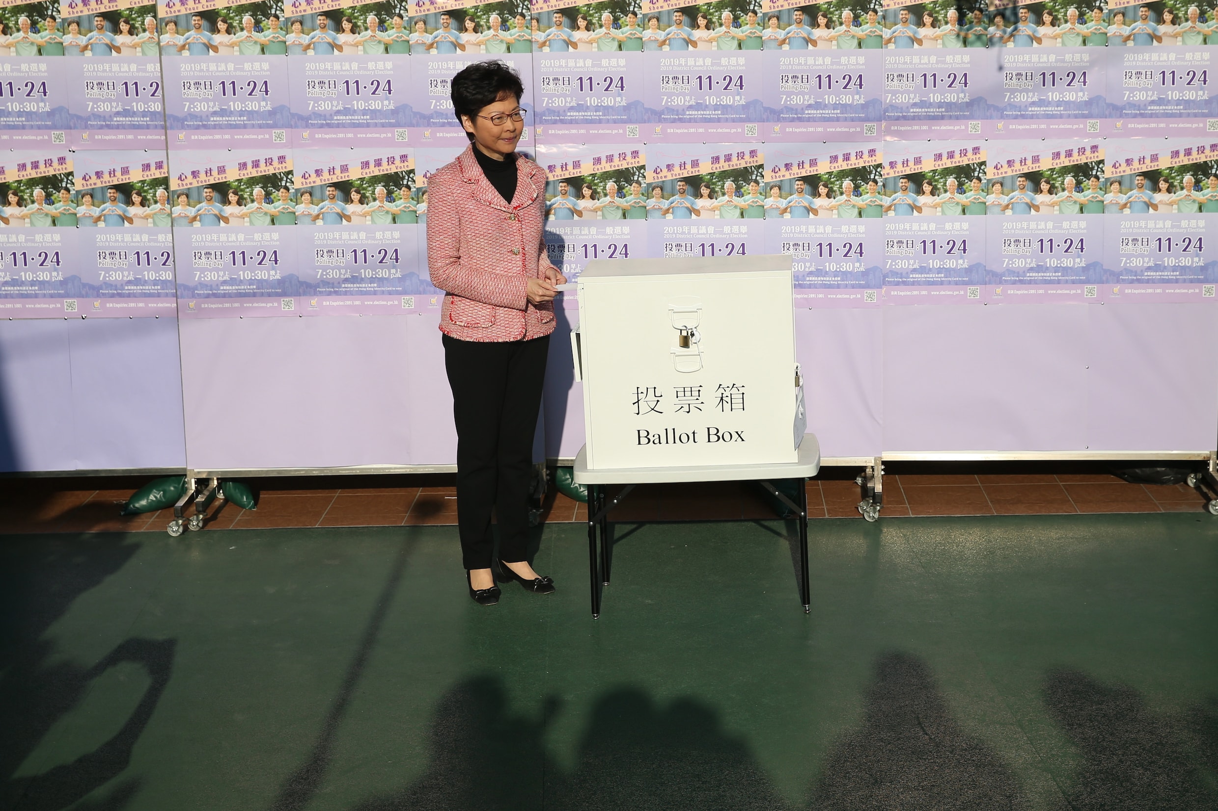Recordopkomst bij verkiezingen Hongkong: kiezers moeten aanschuiven in lange rijen