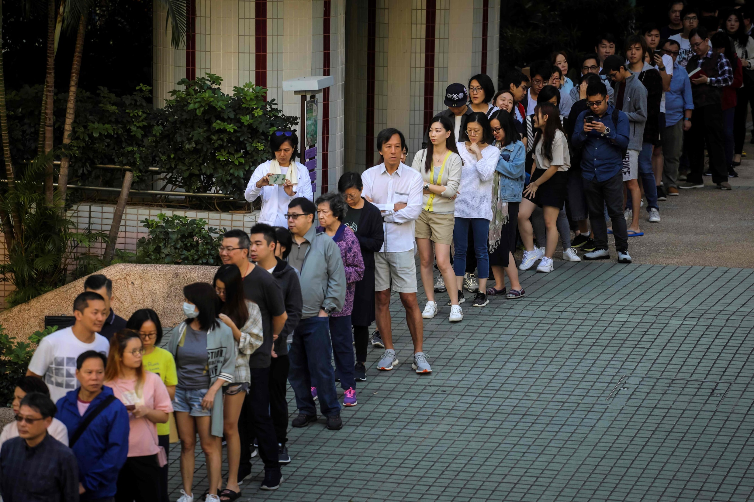 Recordopkomst bij verkiezingen Hongkong: kiezers moeten aanschuiven in lange rijen