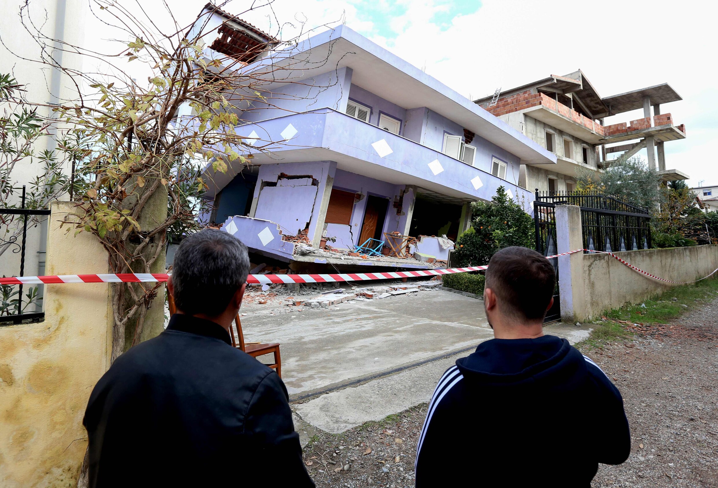 Meer dan 45 doden geteld na aardbeving Albanië, hulpverleners behouden hoop