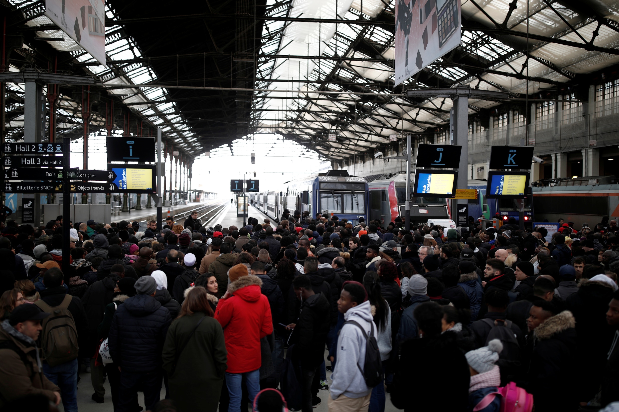 Weinig beterschap in zicht: verkeer Frankrijk blijft ‘sterk verstoord’, monsterfiles rond Parijs