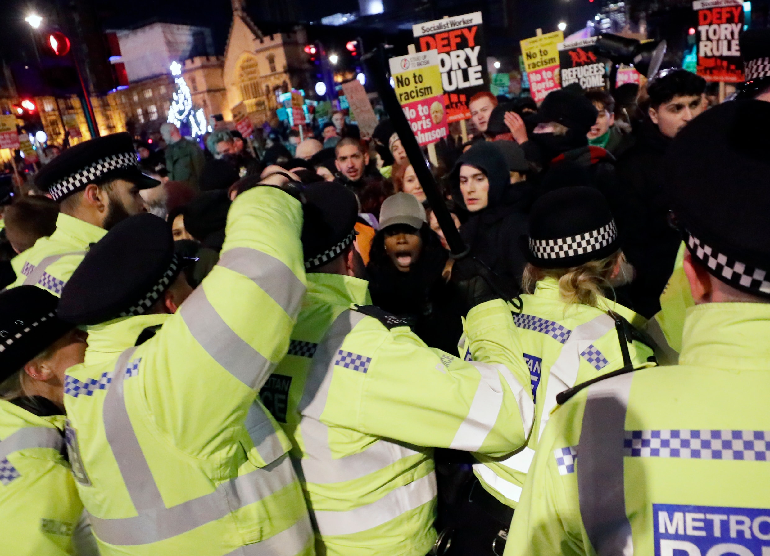 Protestmars tegen Boris Johnson in Londen, politie haalt voor- en tegenstanders uit elkaar