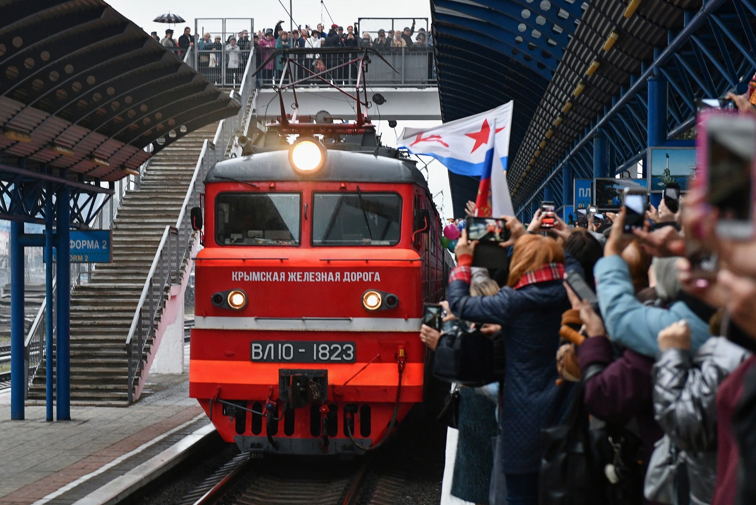 Eerste Russische trein arriveert op de Krim: Oekraïne start procedure wegens schenden territoriale grenzen