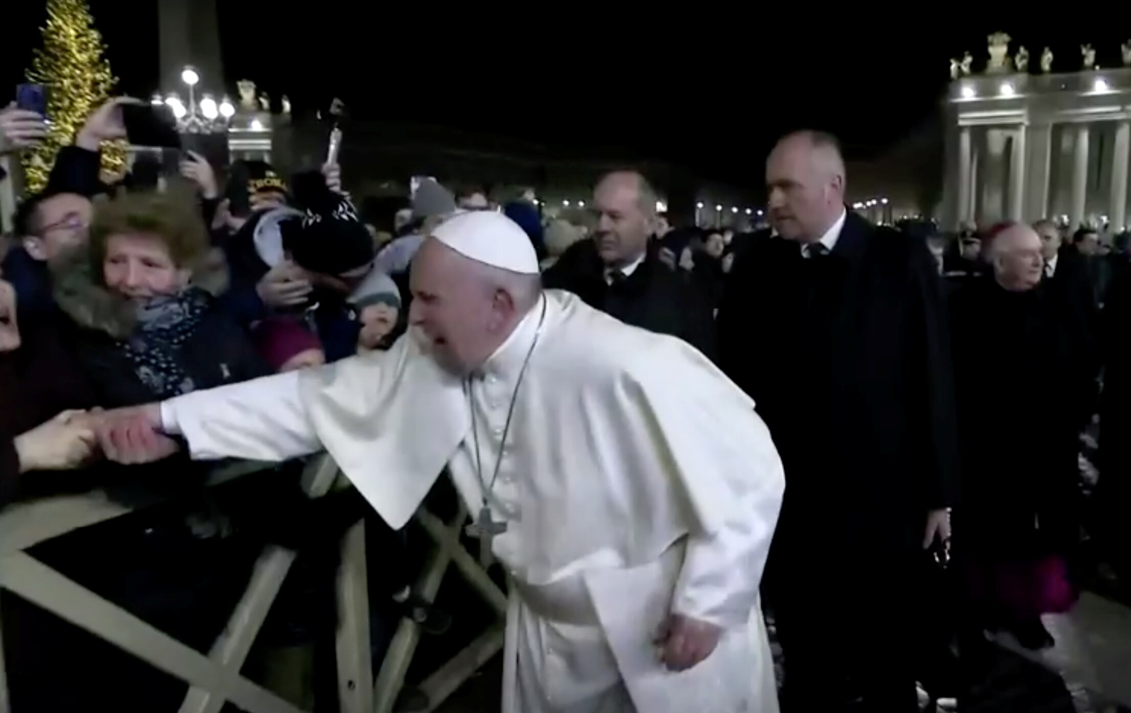 ▶︎ Paus verontschuldigt zich voor ‘geduld verliezen’ na klap op hand opdringerige vrouw