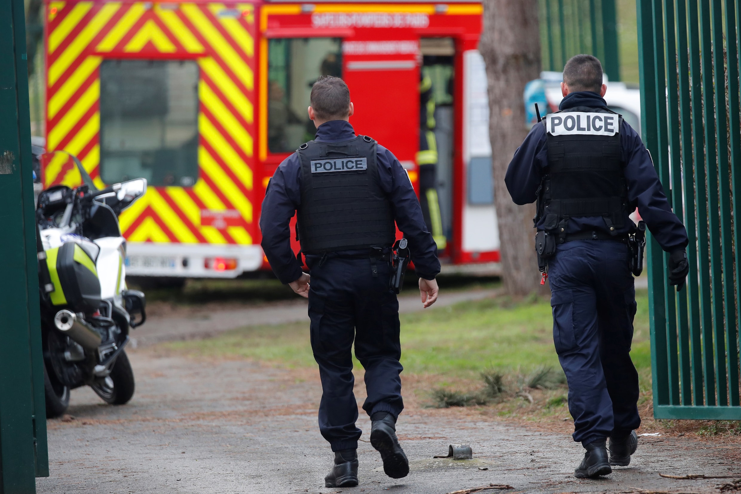 Dode en twee gewonden na mesaanval in Parijs, politie schiet dader dood