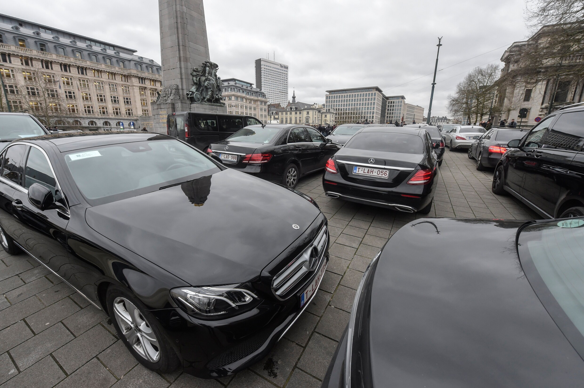 Uber-chauffeurs stappen naar Raad van State, minister Peeters stuurt verplichte wachttijd bij