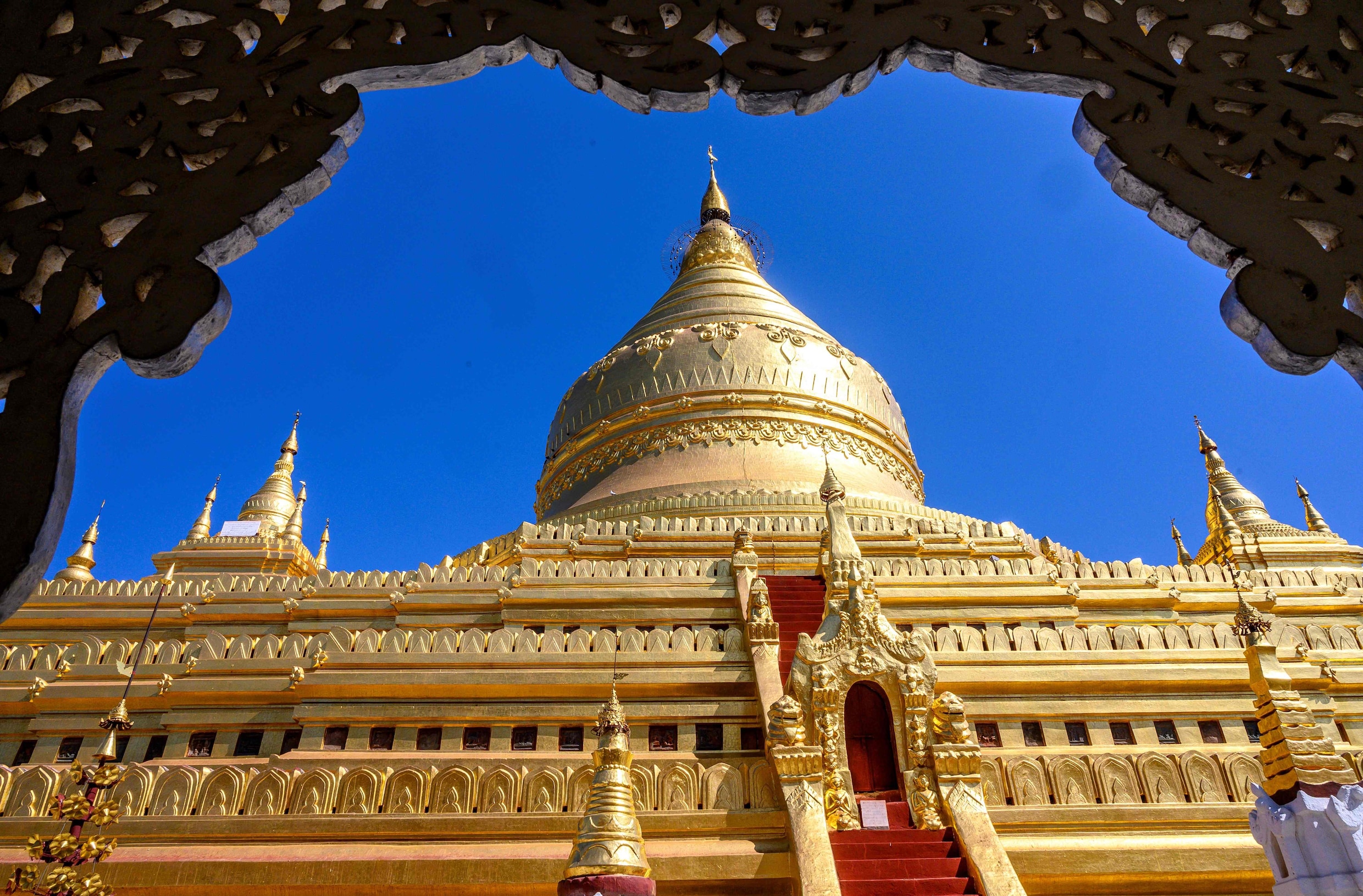 Autoriteiten Myanmar maken jacht op toeristenstel dat seksstandje in tempel filmde