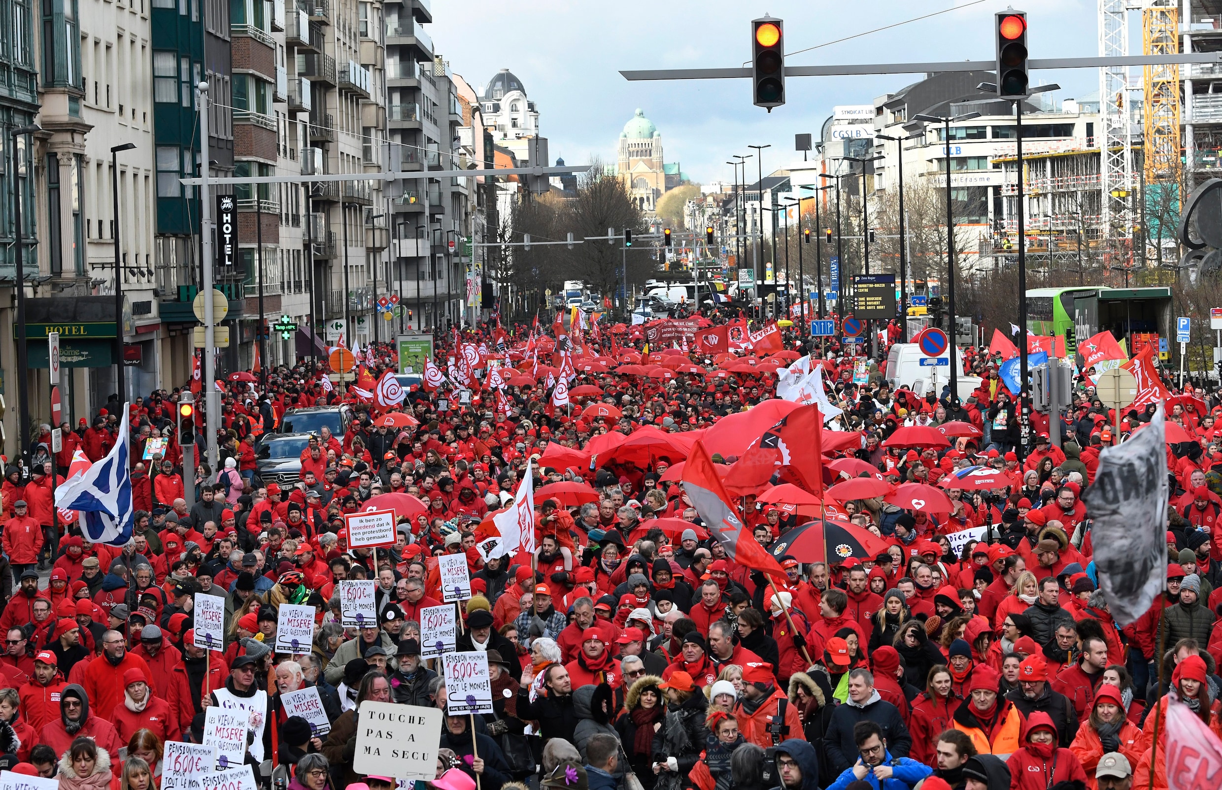 Vakbonden Waarschuwen Nu Al Voor Een Algemene Staking, Maar Dreigen Zo ...