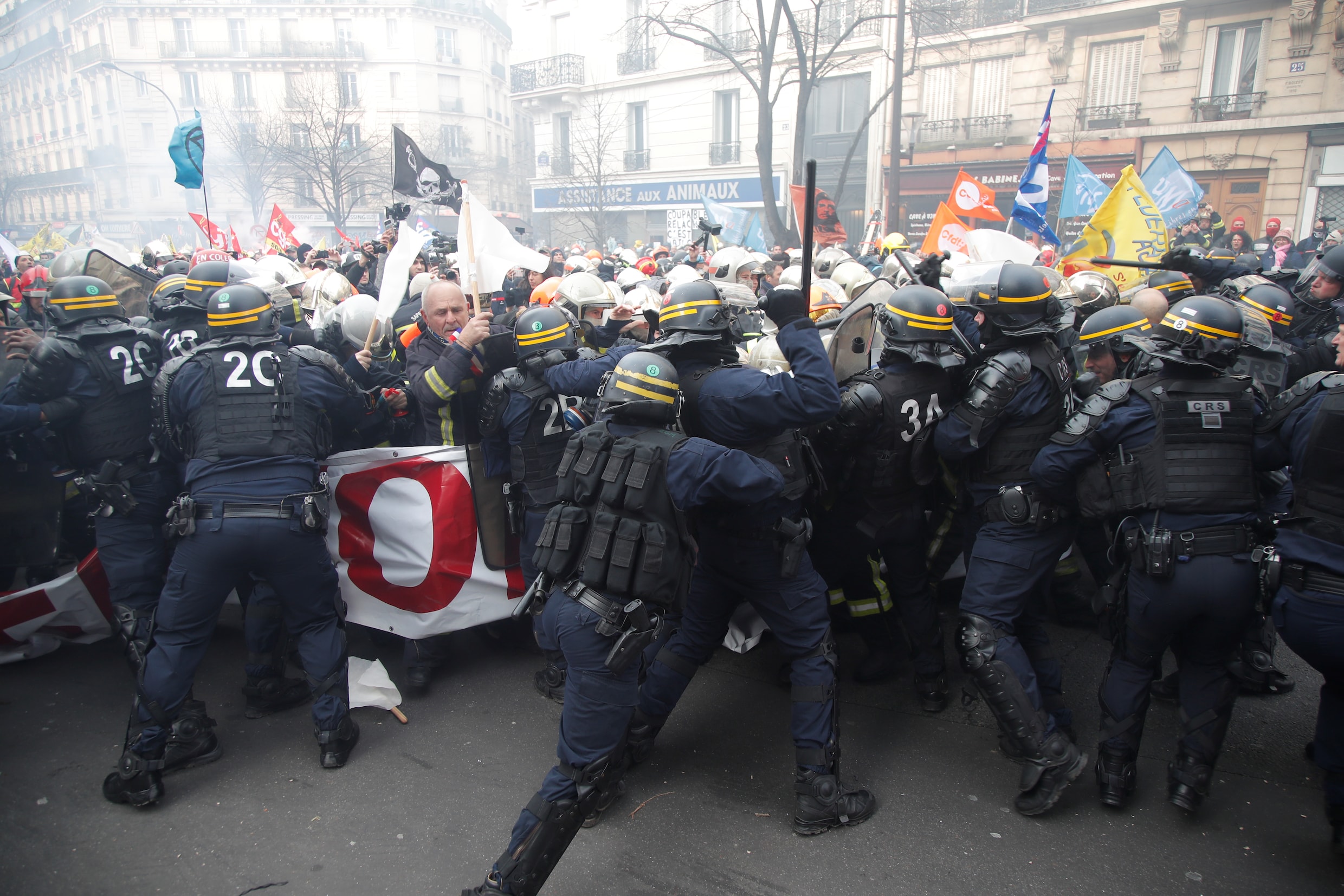 Franse politie raakt slaags met brandweerlui tijdens manifestatie in Parijs
