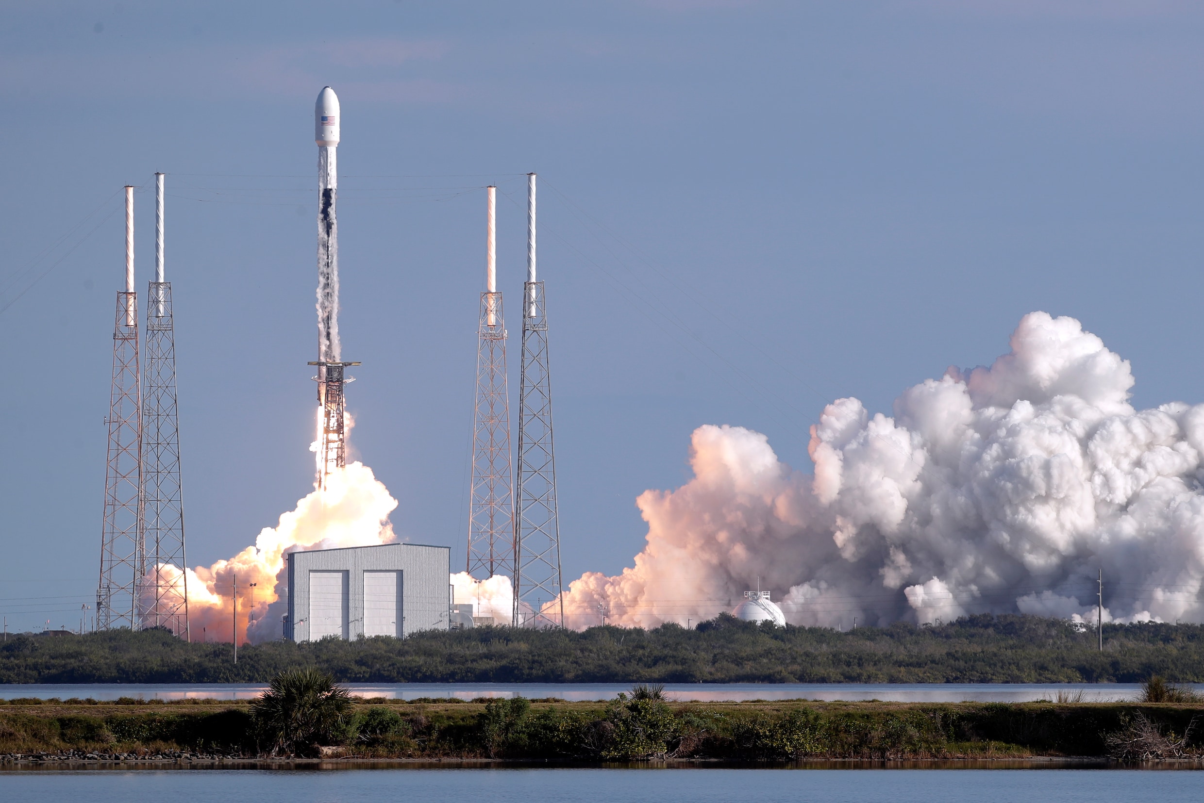 SpaceX lanceert Falcon-draagraket met zestig satellieten
