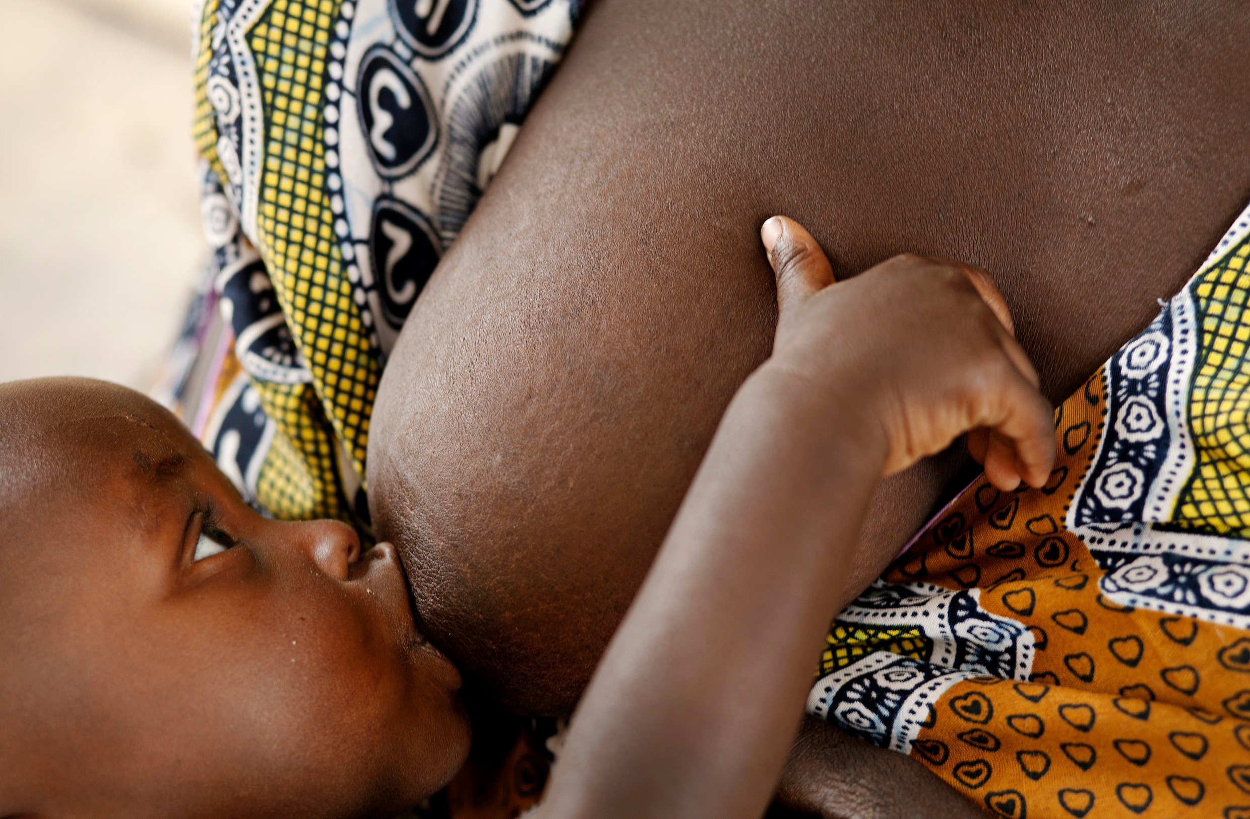 In sommige Afrikaanse landen drinken mannen aan de borst en dat gaat ten  koste van de baby | De Morgen