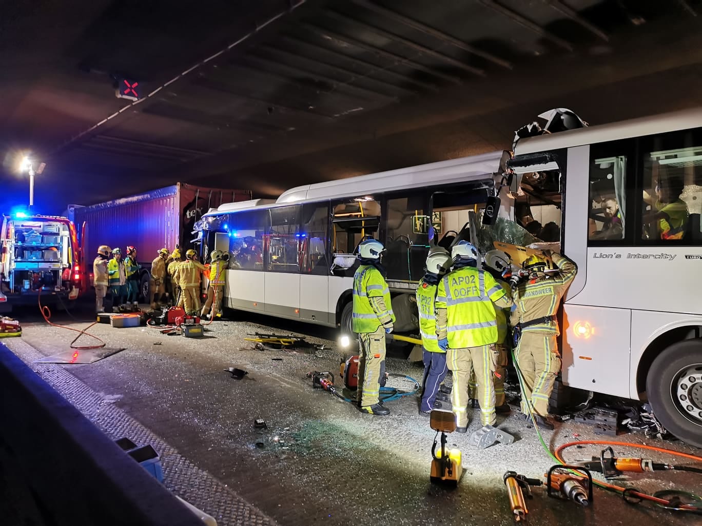 Dode en bijna 50 gewonden na ongeval met twee bussen, vrachtwagen en auto: Beverentunnel weer open