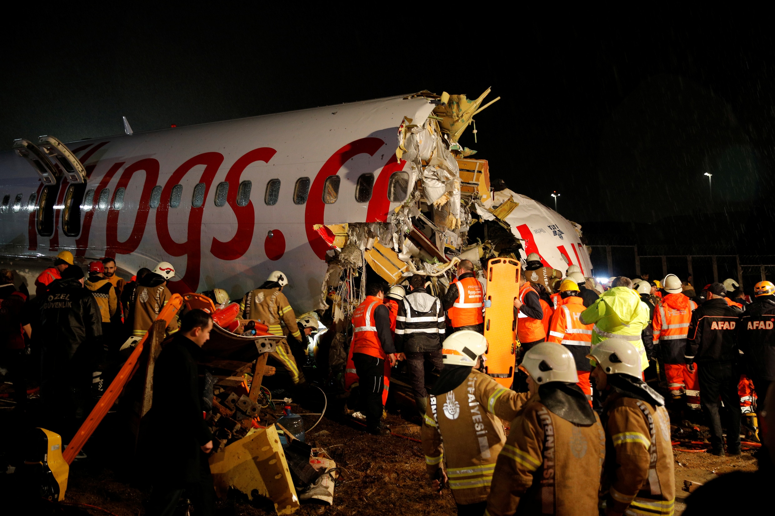 Vliegtuig breekt in drie na uitschuiver op landingsbaan in Istanbul: één dode en 157 gewonden
