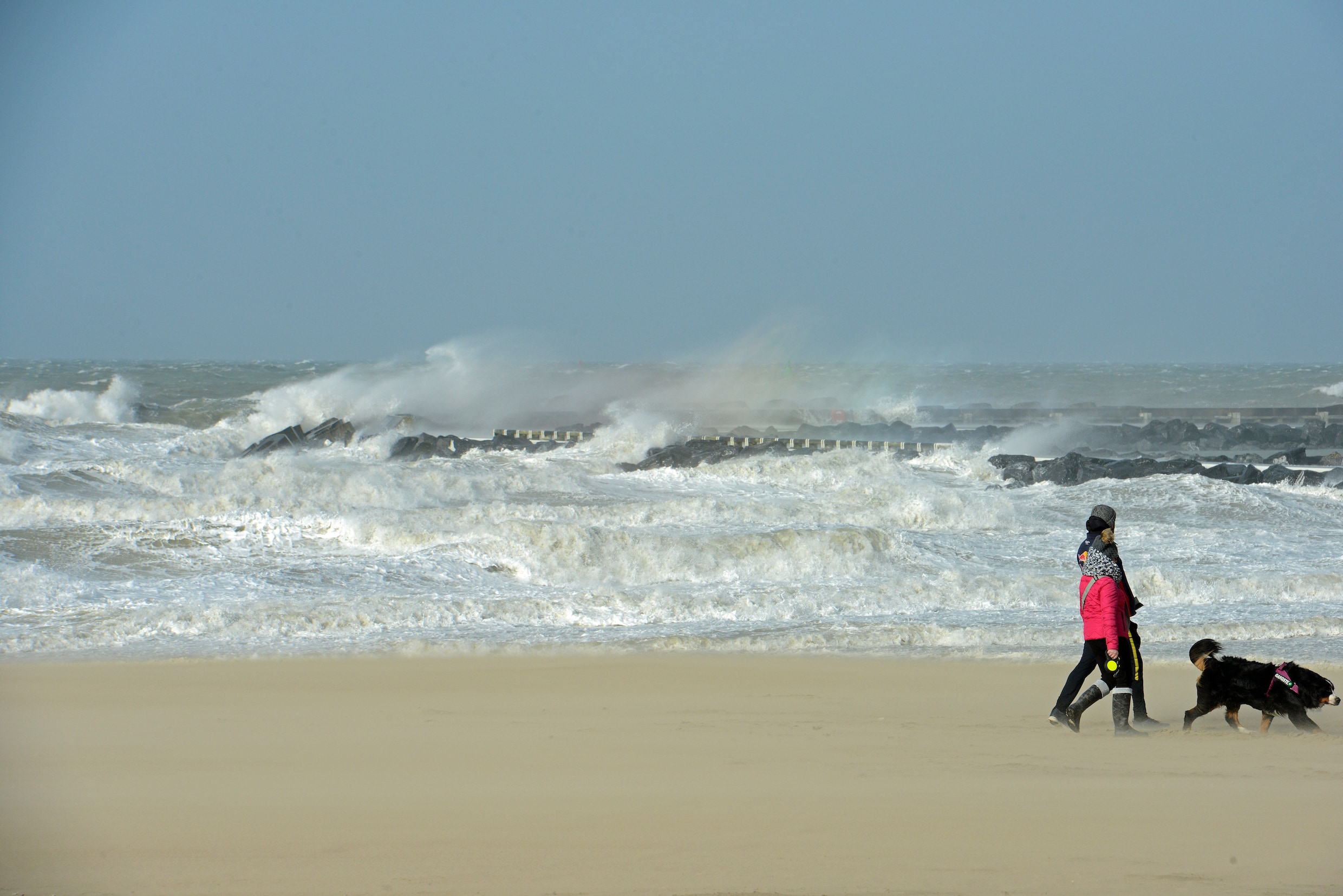 Schouw zakt door dak in Laken door stormweer: noodnummer 1722 ...
