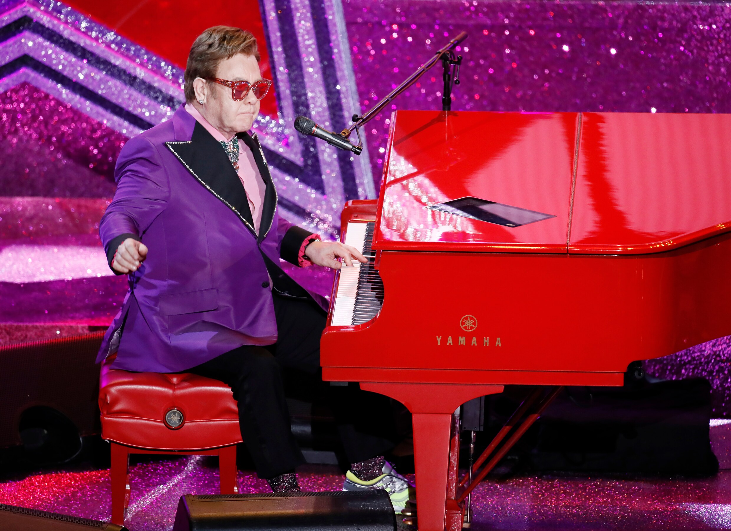 ▶ Zieke Elton John in tranen van podium nadat hij abrupt concert moet afbreken