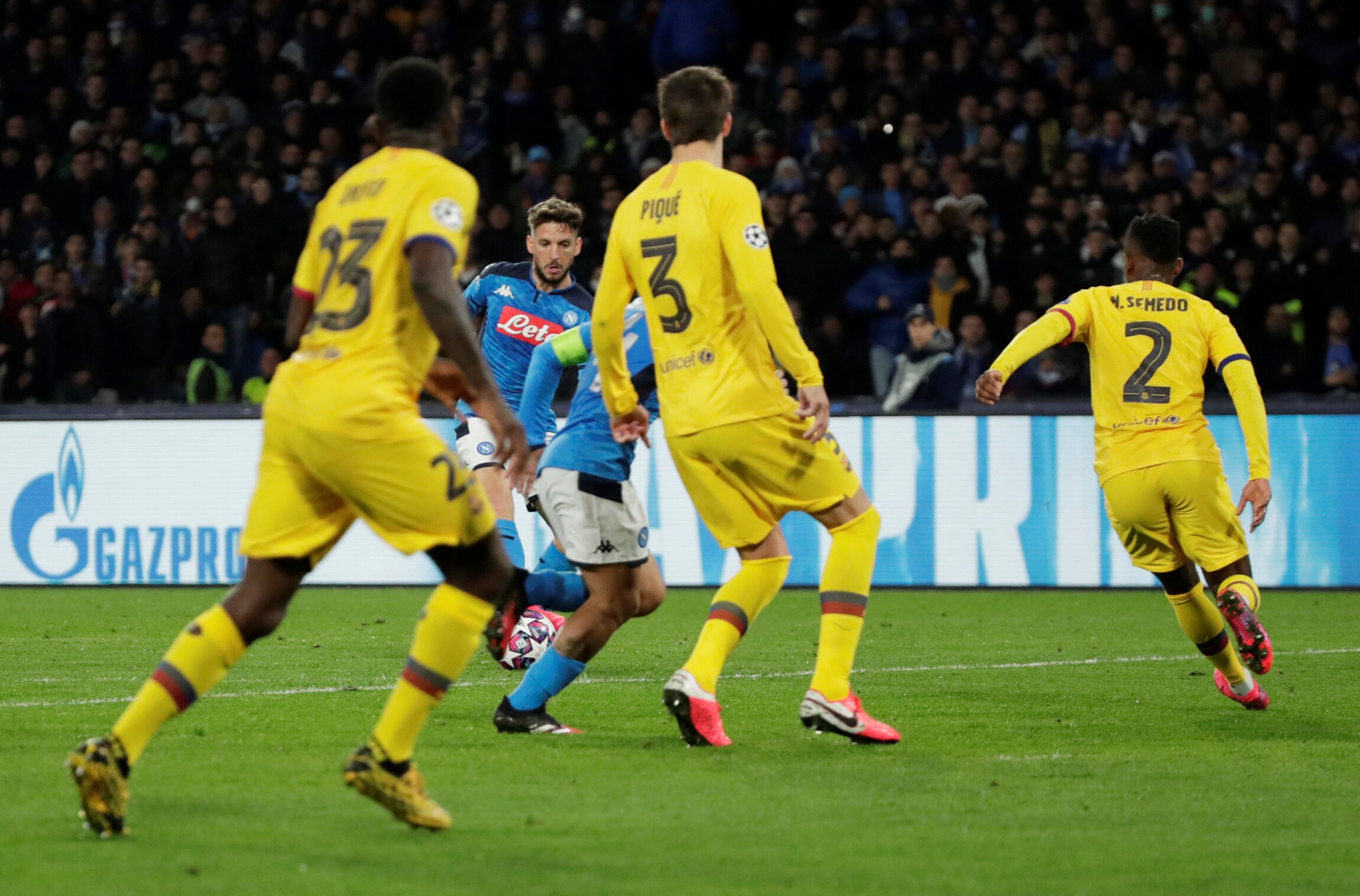 Mertens treft op heerlijke wijze raak tegen Barça en evenaart doelpuntenrecord bij Napoli