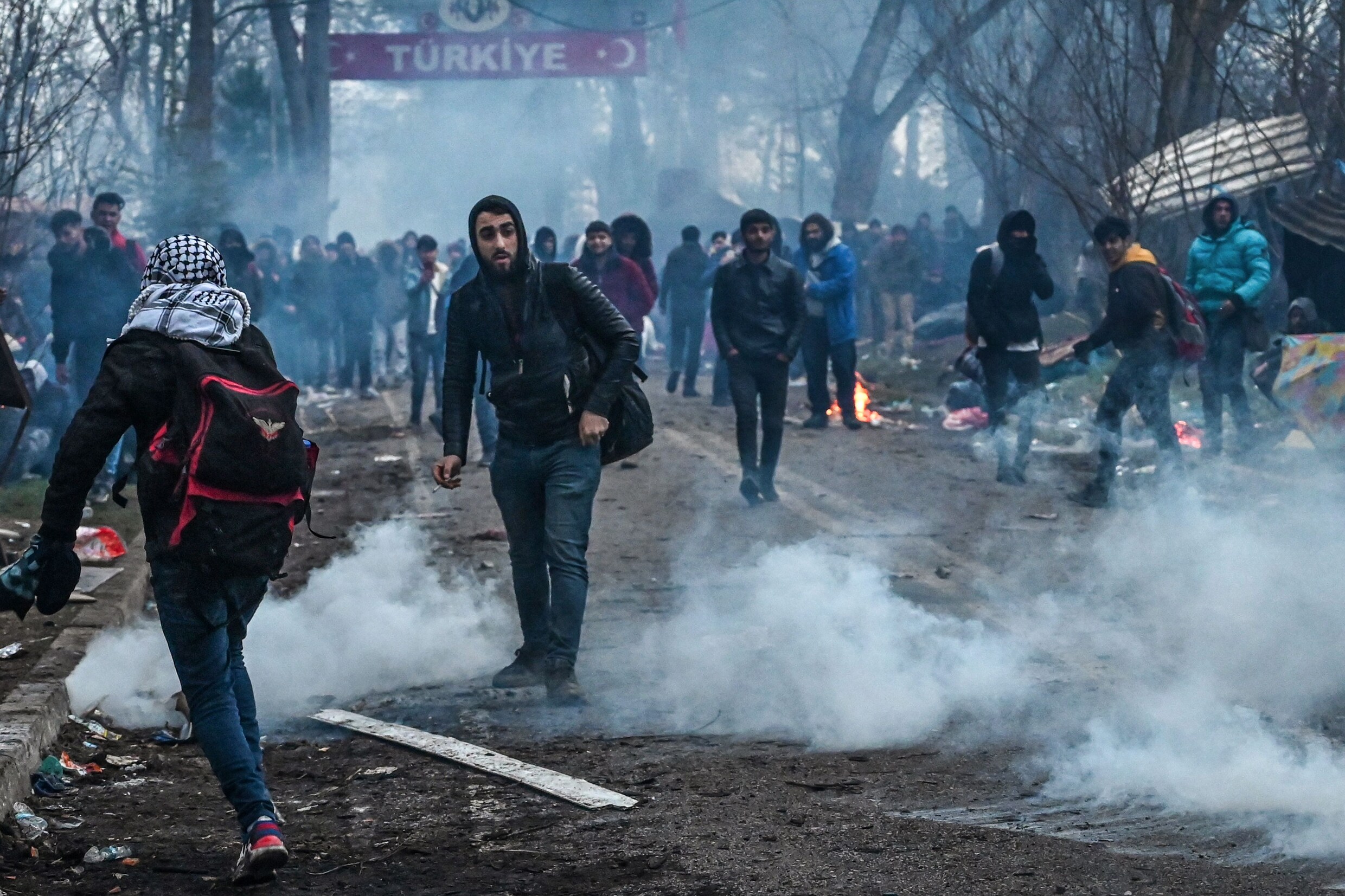 Duizenden migranten bestormen Griekse grens nadat Erdogan laat begaan, politie antwoordt met traangas