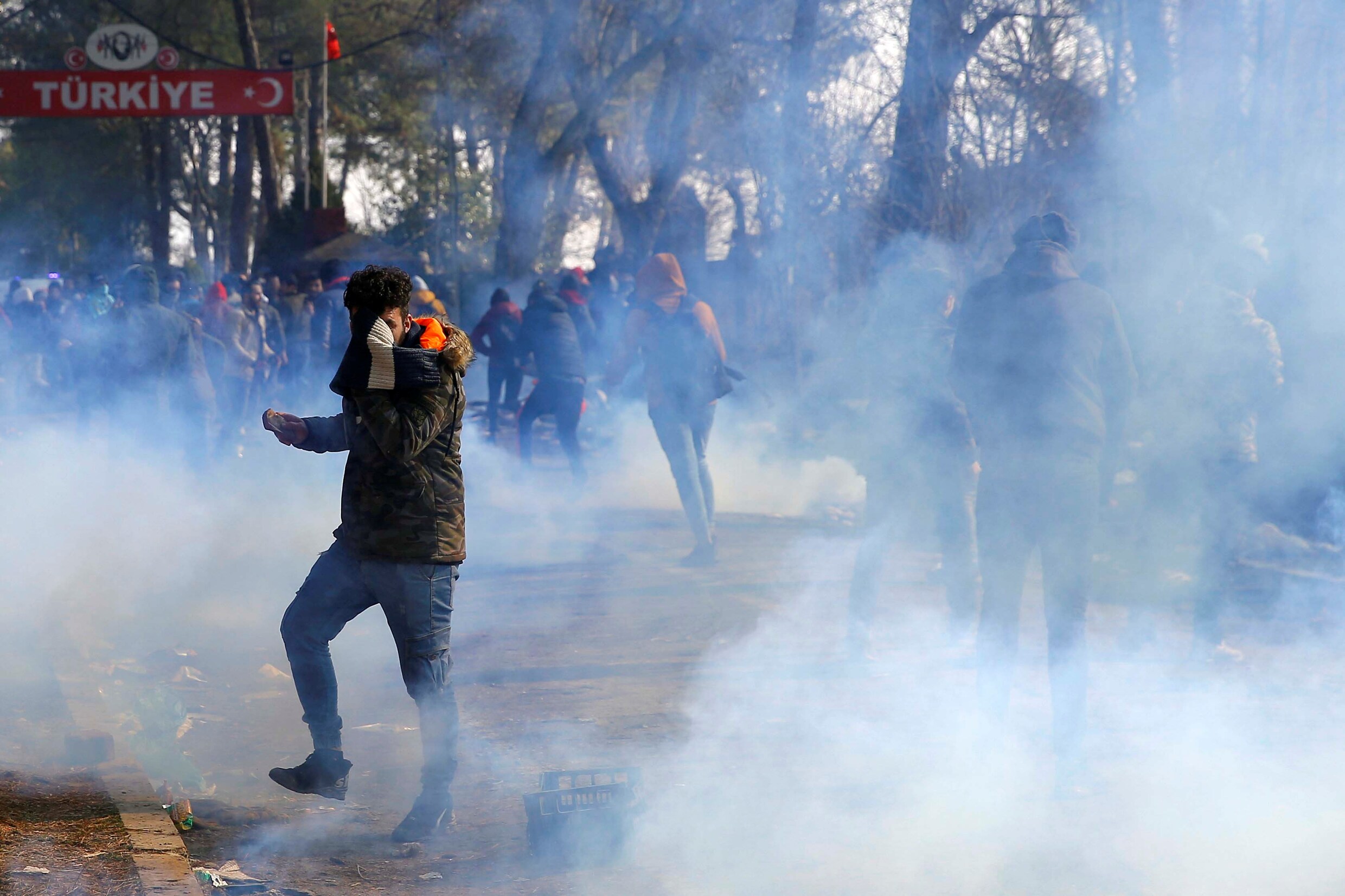 Duizenden migranten bestormen Griekse grens nadat Erdogan laat begaan, politie antwoordt met traangas