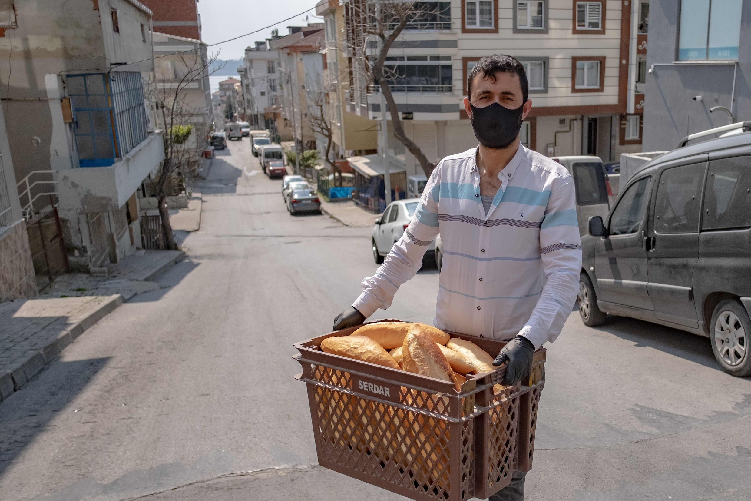 ‘Hangend brood’ voor de armen: corona blaast de Turkse traditie nieuw leven in