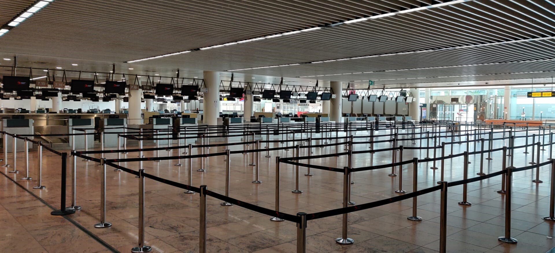 Luchthaven gaat temperatuur van alle reizigers meten: wie koorts heeft, kan toegang tot terminal ontzegd worden