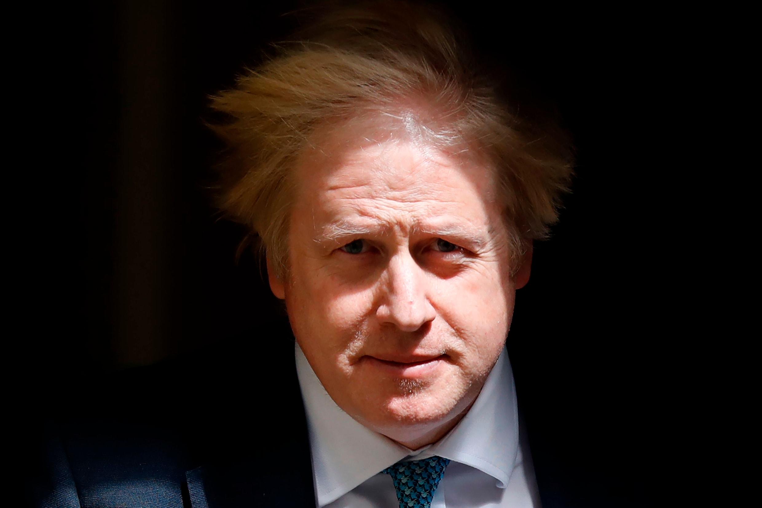 De altijd zo flamboyante, ad remme Boris Johnson delft plots stamelend het onderspit