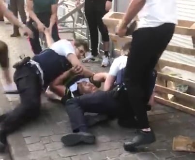 Politievakbond deelt beelden van geweld tegen agenten in Anderlecht, parket start onderzoek