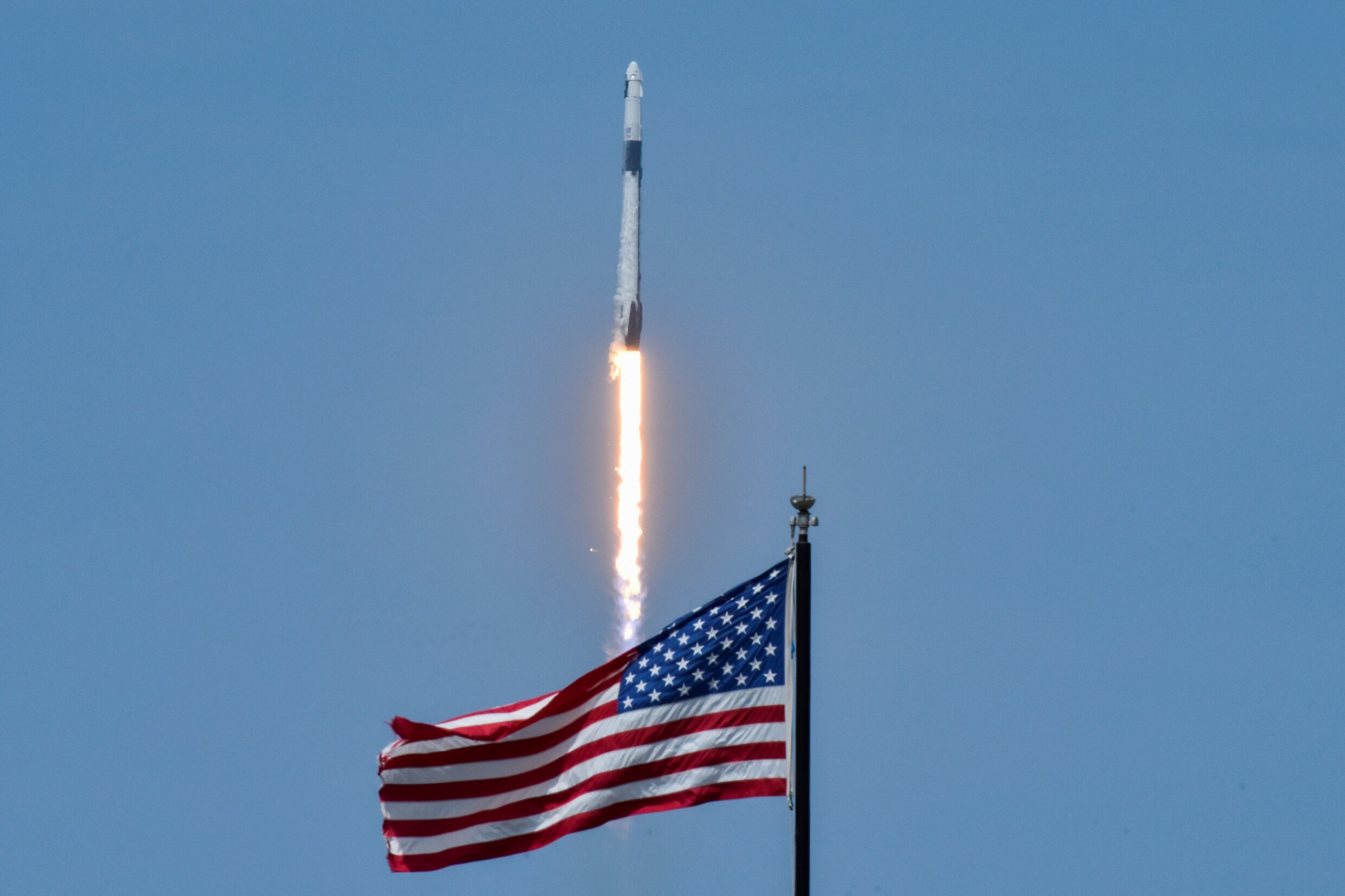 Historische ruimtevlucht van SpaceX geslaagd: bekijk hier de beelden
