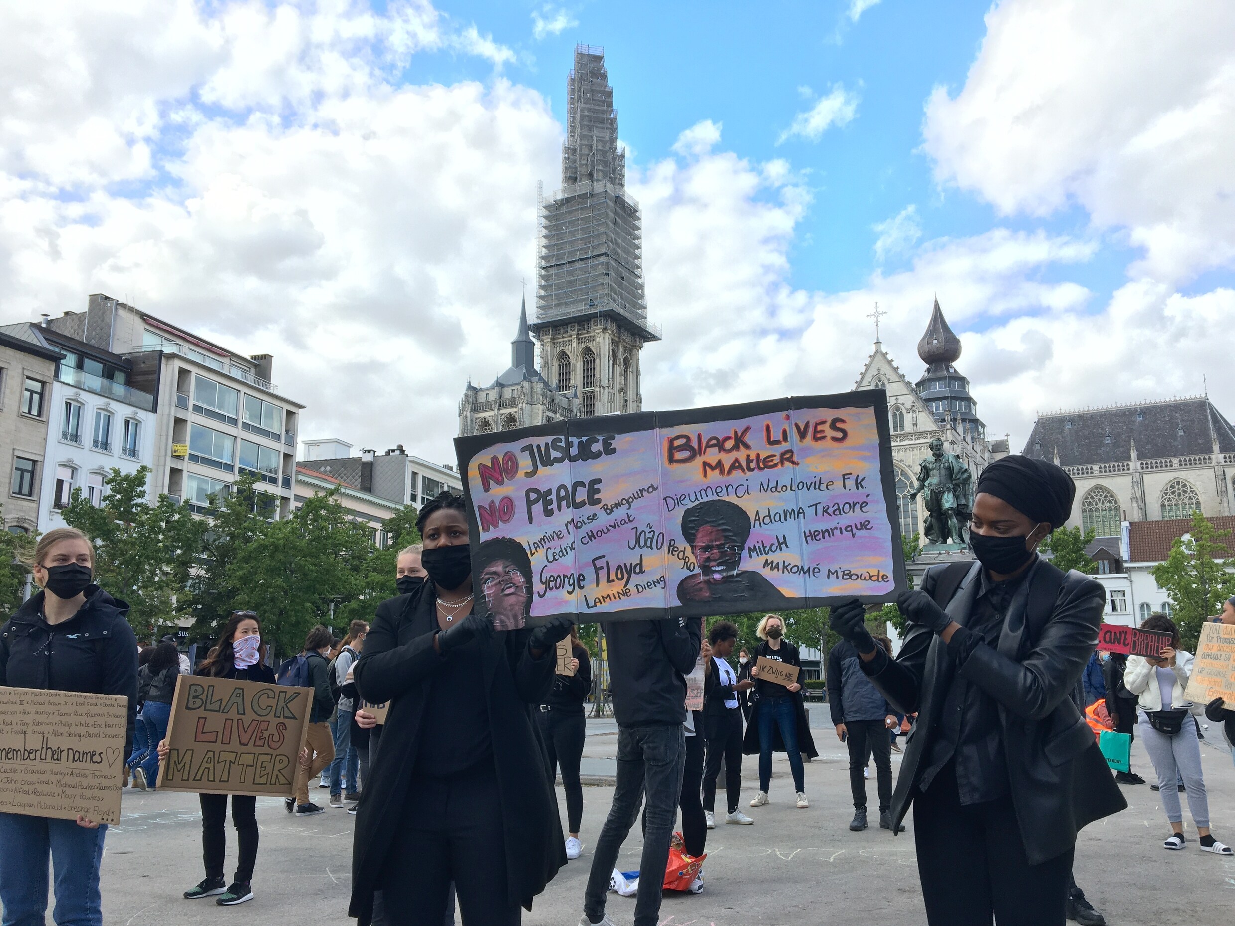 ‘Weg met het etnisch profileren van de politie, ook in Antwerpen’: 700 jongeren protesteren op Groenplaats tegen racisme