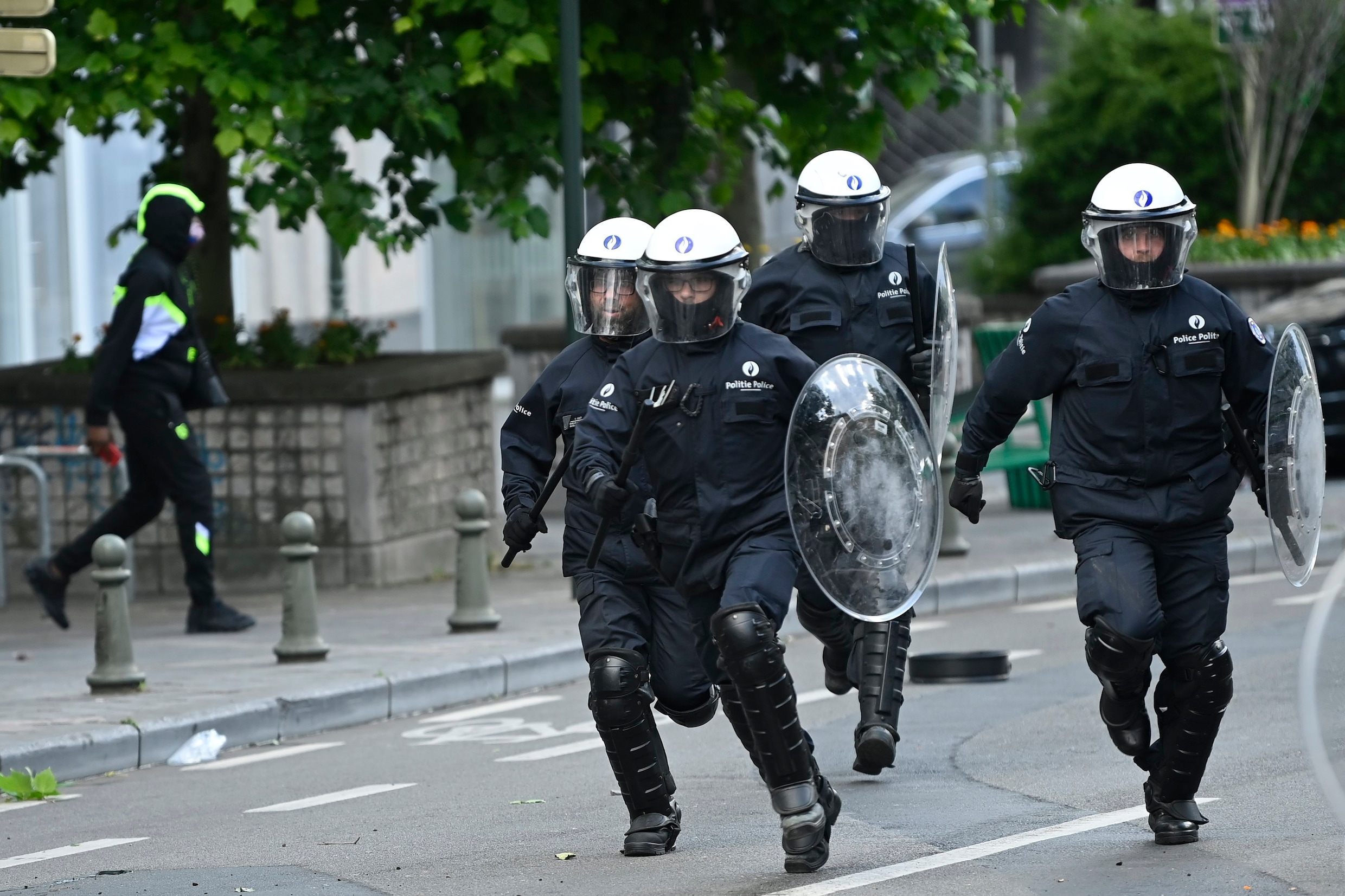 ‘28 agenten gewond’: vakbond eist nultolerantie tegen politiegeweld en dient stakingsaanzegging in