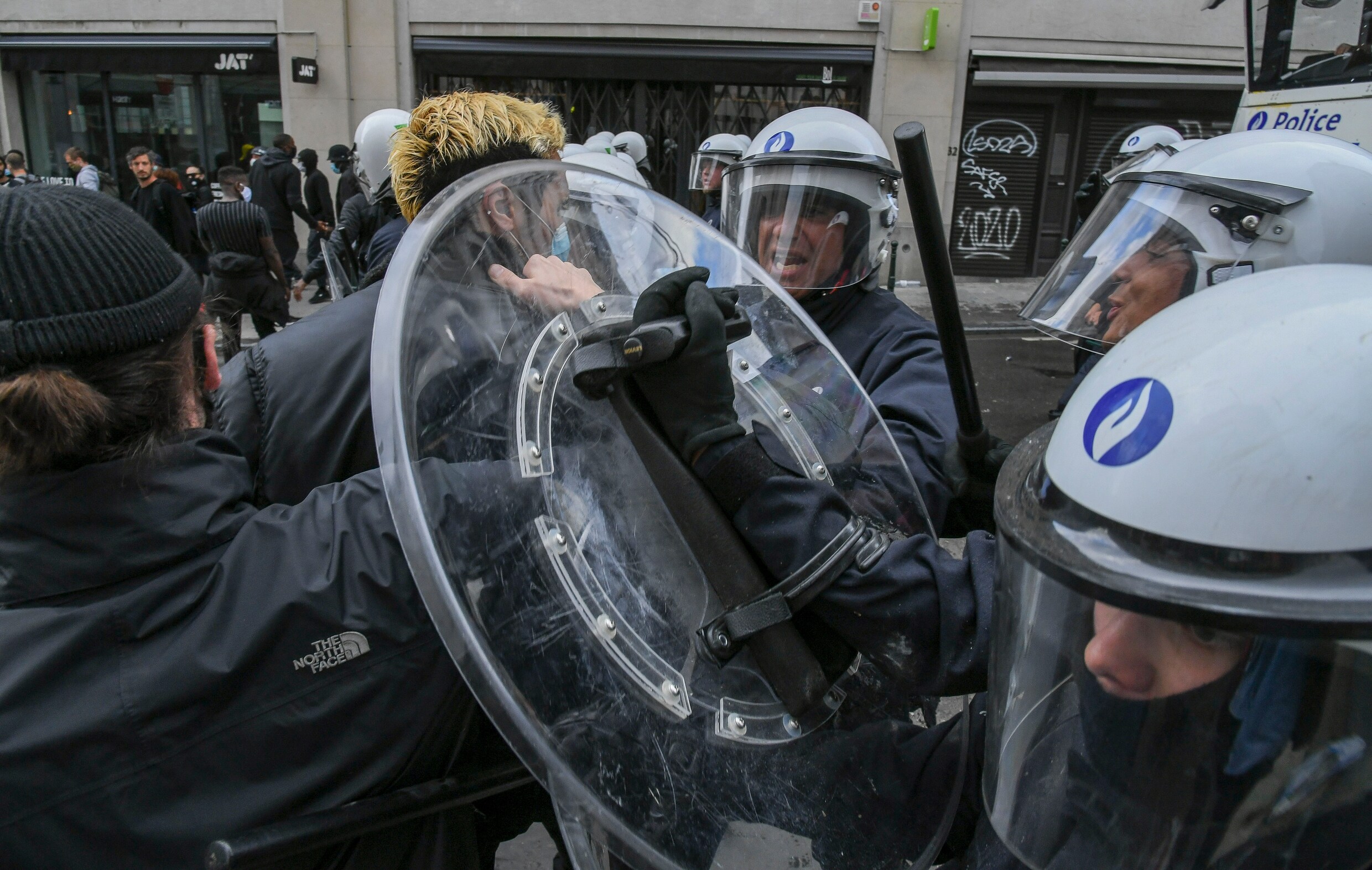 Zeker 150 arrestaties nadat ‘Black Lives Matter’-protest uit de hand loopt in Brussel