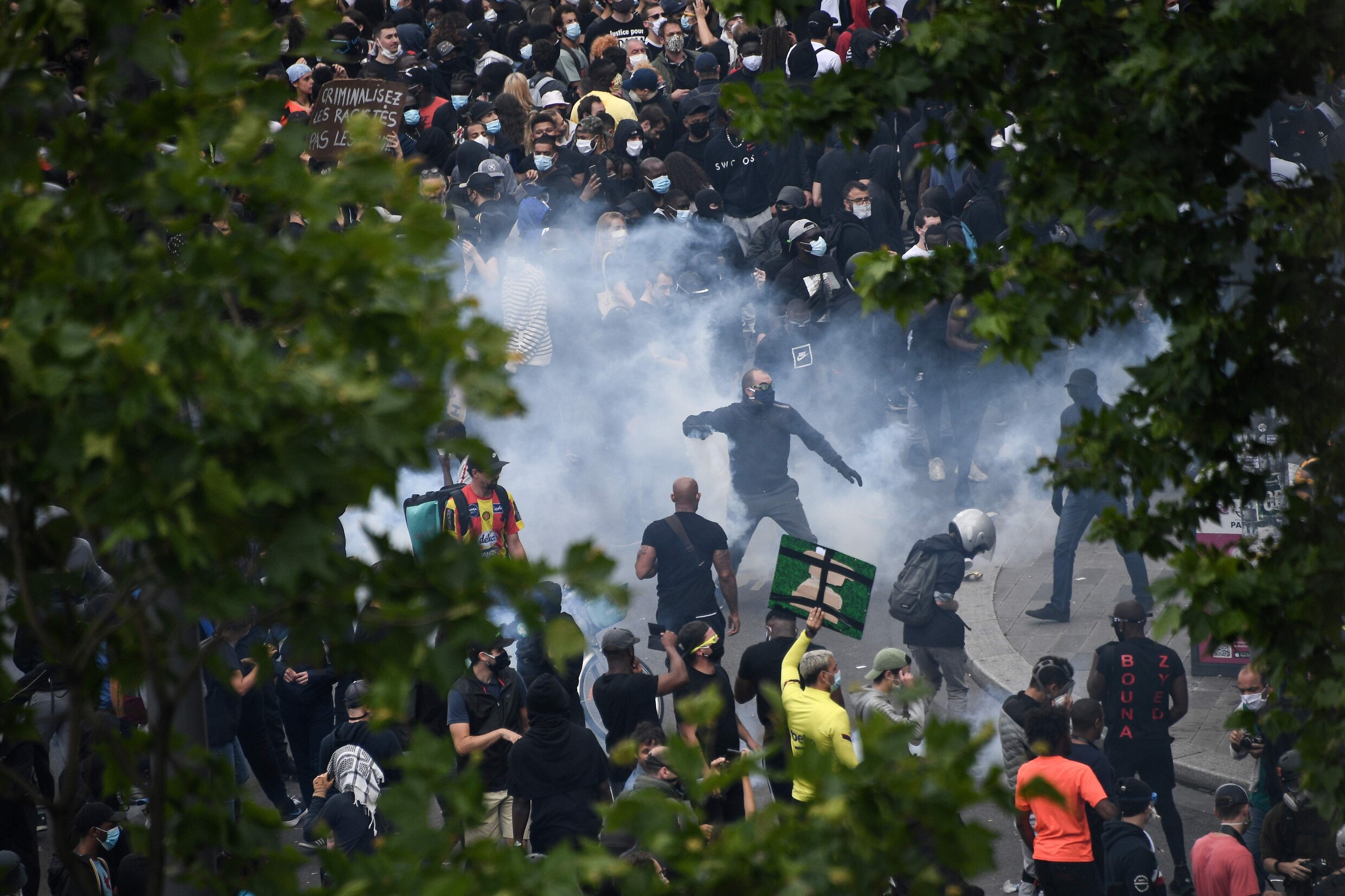 Betogers en ordediensten clashen bij demonstratie tegen racisme en politiegeweld in Parijs