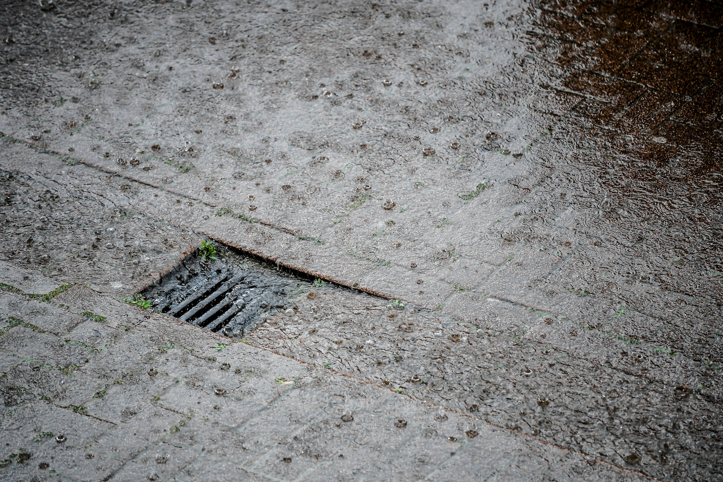 Vlaanderen ruimt puin na felle regenval, KMI kondigt opnieuw code geel af