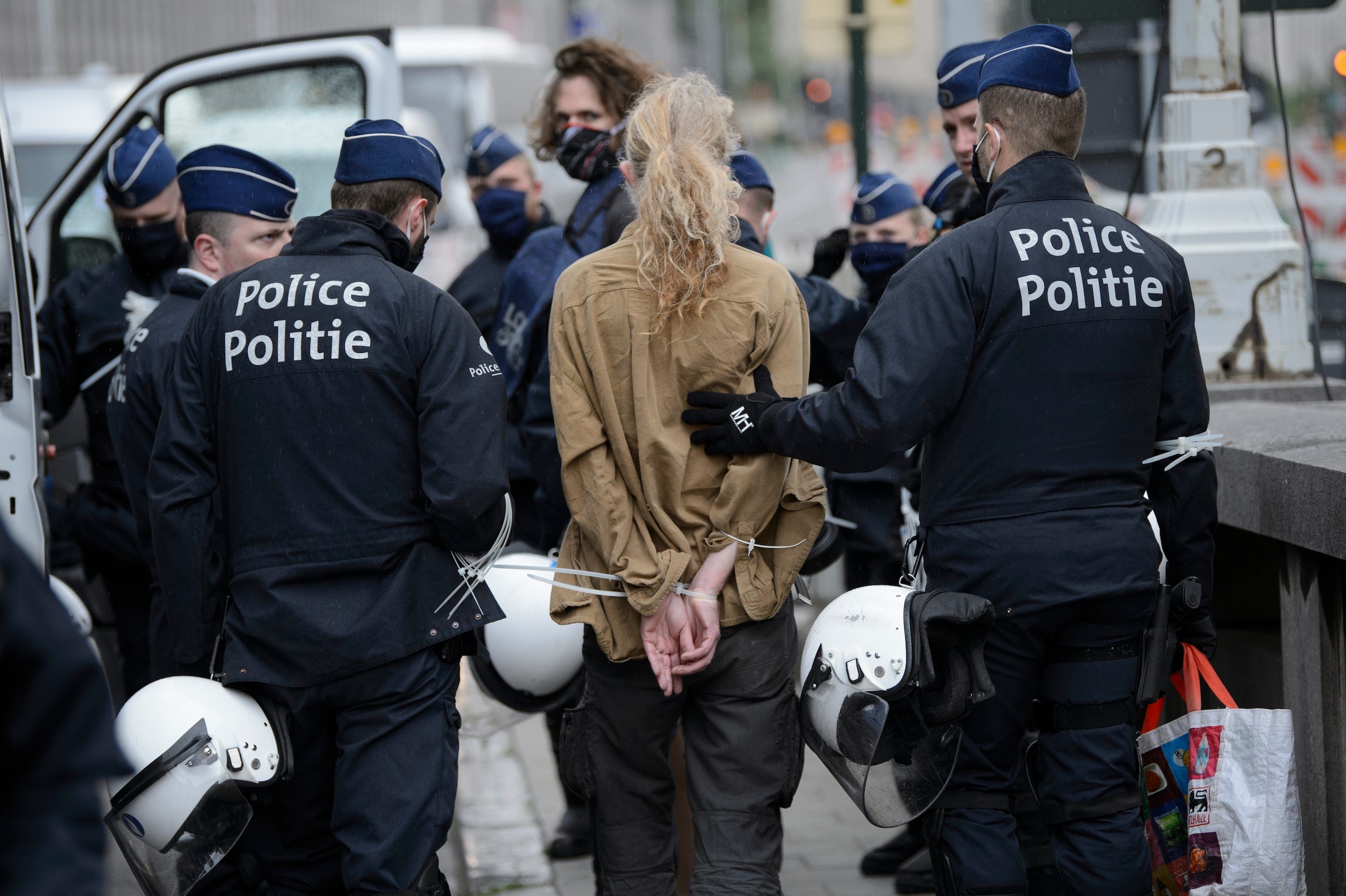 Brusselse politie sluit milieuactivisten Extinction Rebellion in: 50 activisten opgepakt