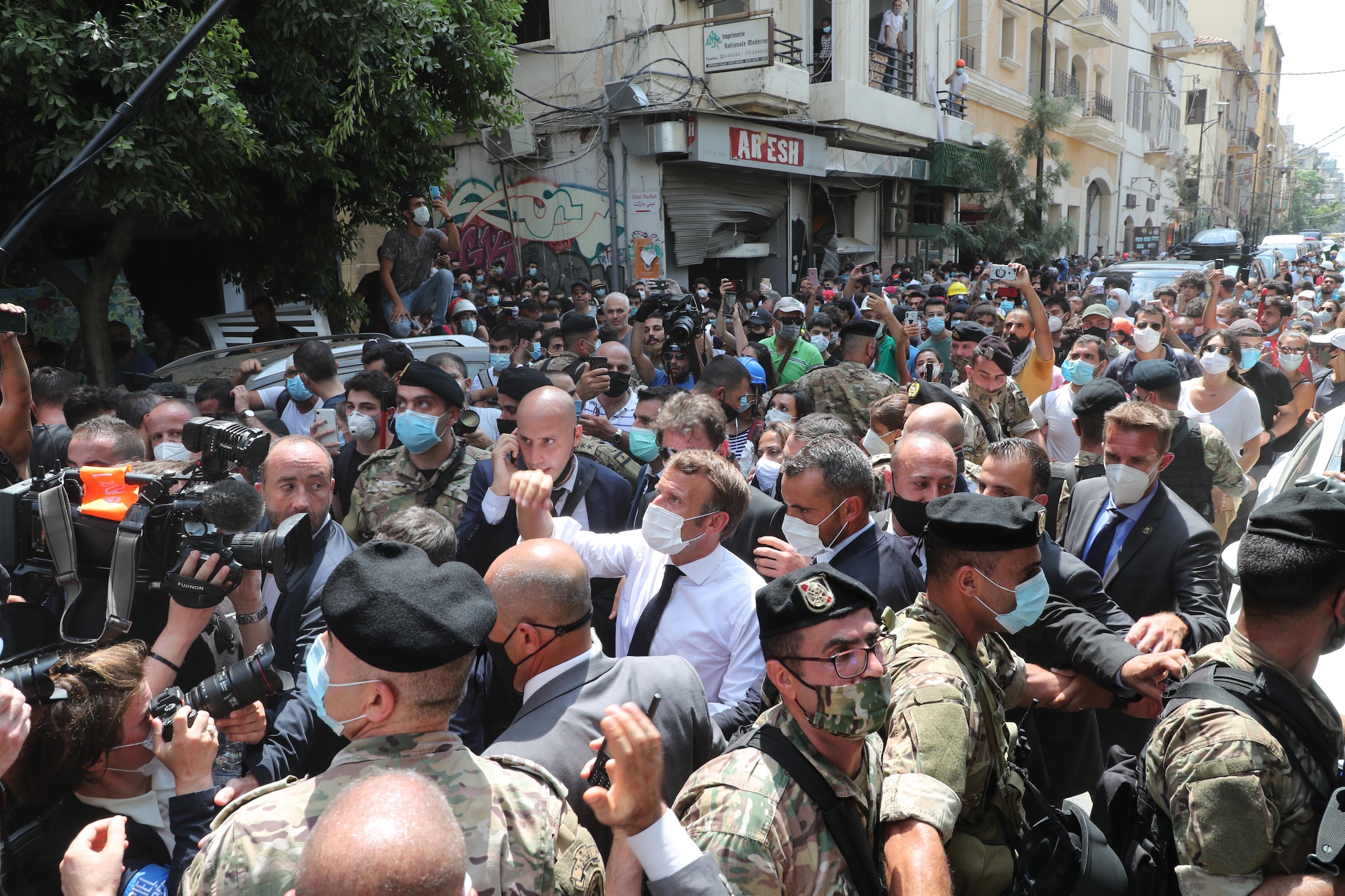 Na protesten van woedende Libanezen: Macron roept regering op ‘systeem te veranderen’