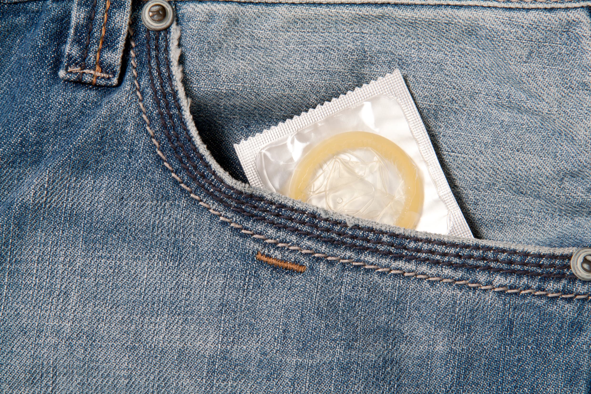 ‘Mensen laten condooms vaak achterwege’: epidemioloog over toename van chlamydia, gonorroe en syfilis