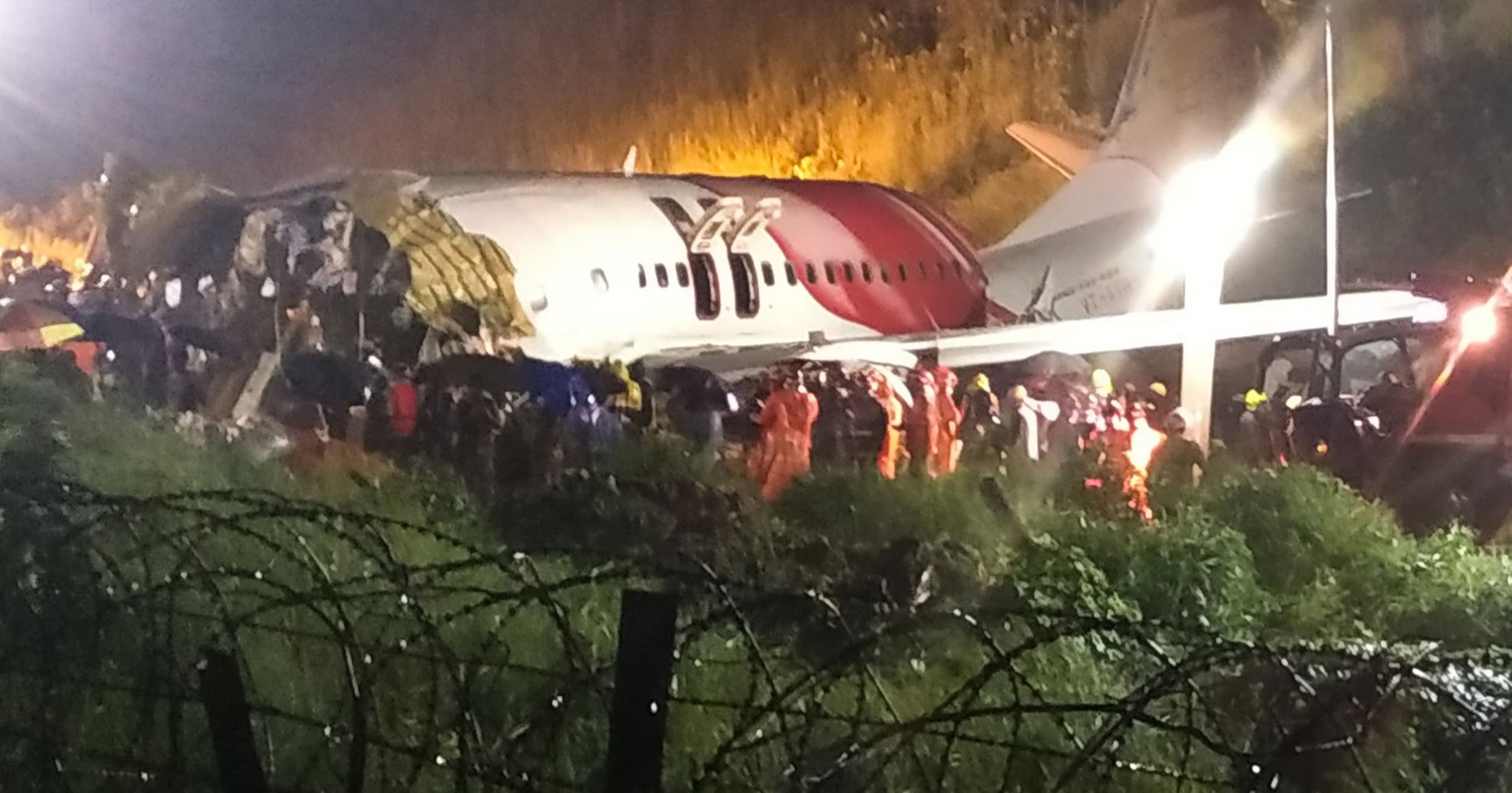 Vliegtuig Air India glijdt van landingsbaan en breekt in stukken: 16 doden