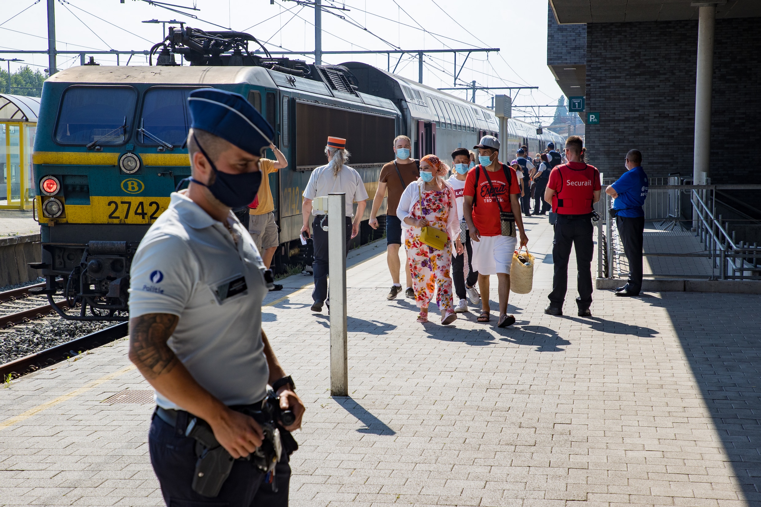 ‘Kom niet naar zee’: kust en overheid vragen toeristen thuis te blijven, alle extra treinen geschrapt