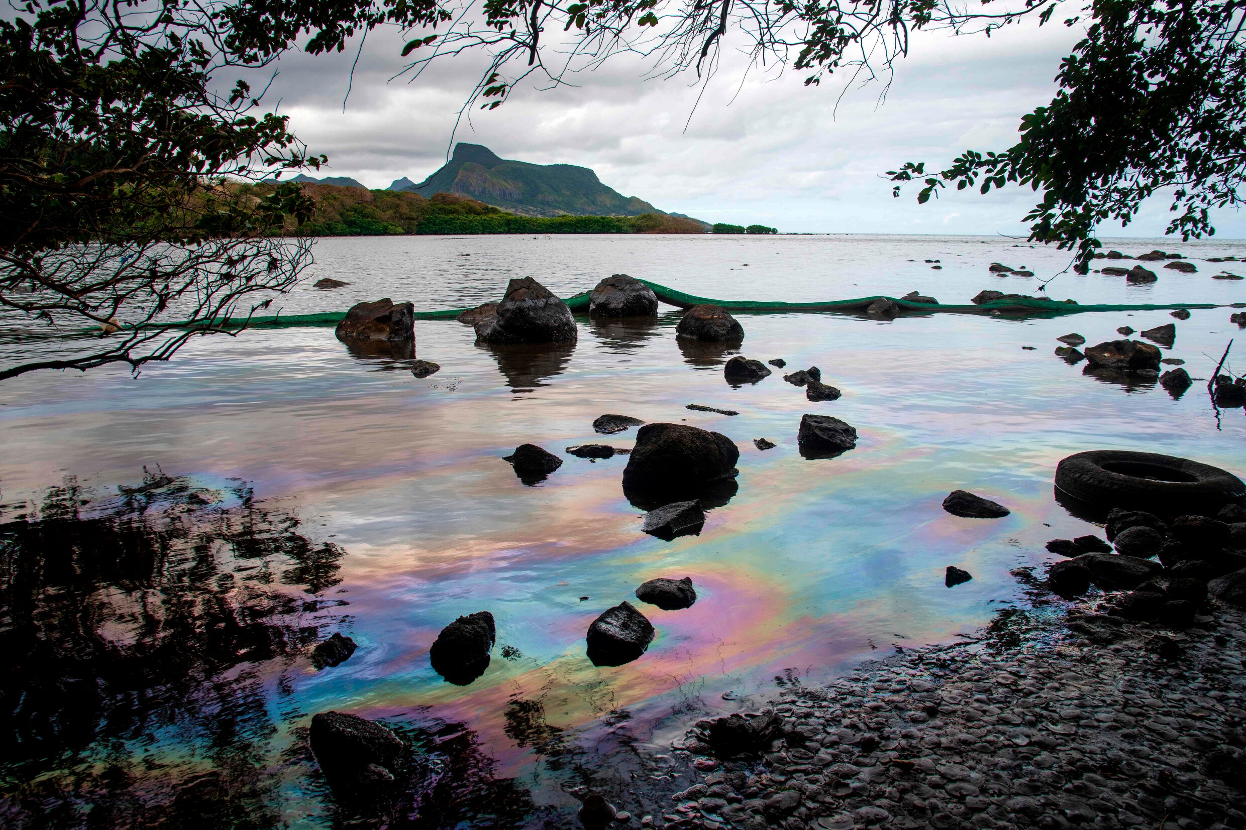 Olietanker die vastliep voor kust Mauritius en milieuramp veroorzaakte in tweeën gebroken