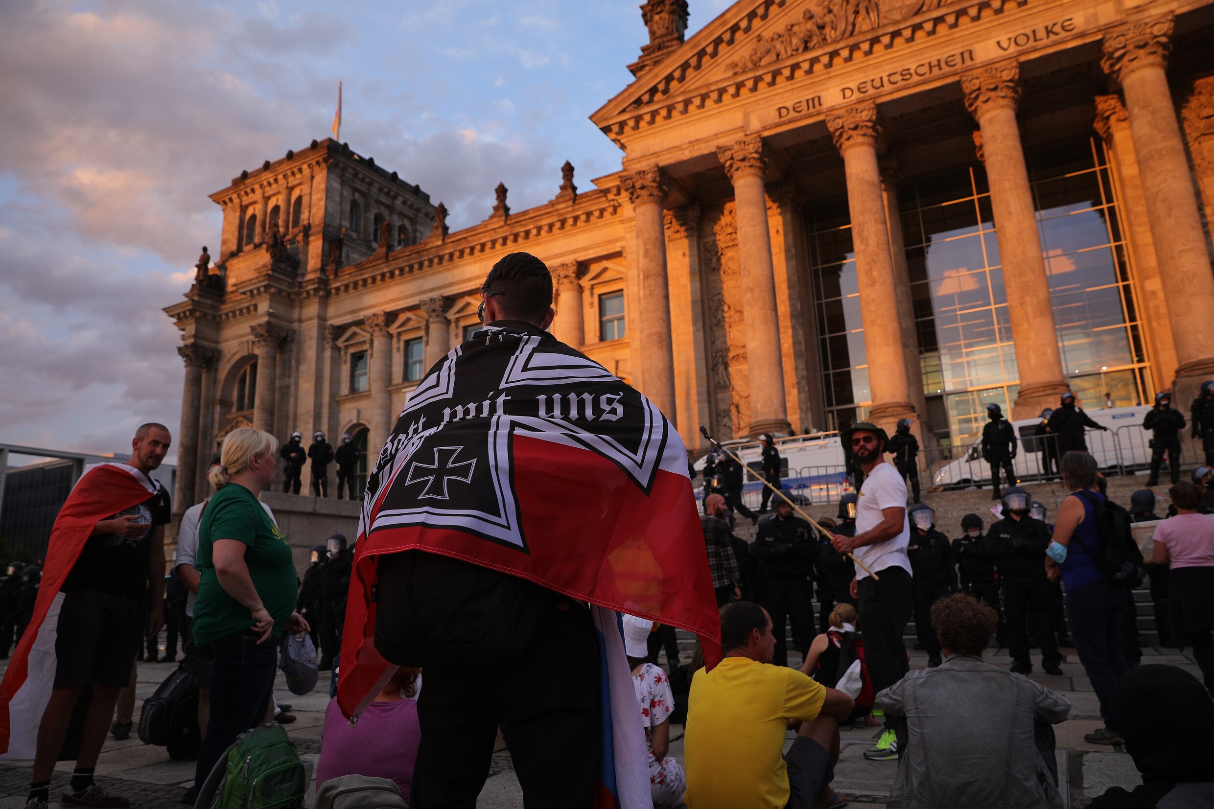 Betogers tegen corona bestormen Duitse Rijksdag met vlaggen uit nazitijd