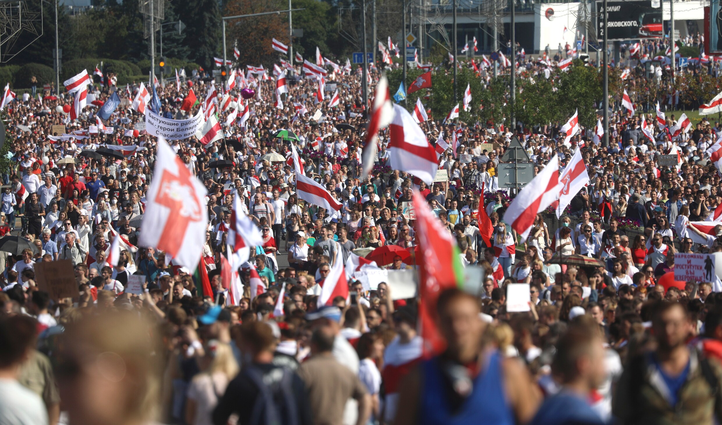 Tienduizenden betogers in Minsk: ‘Fijne verjaardag, jij rat’