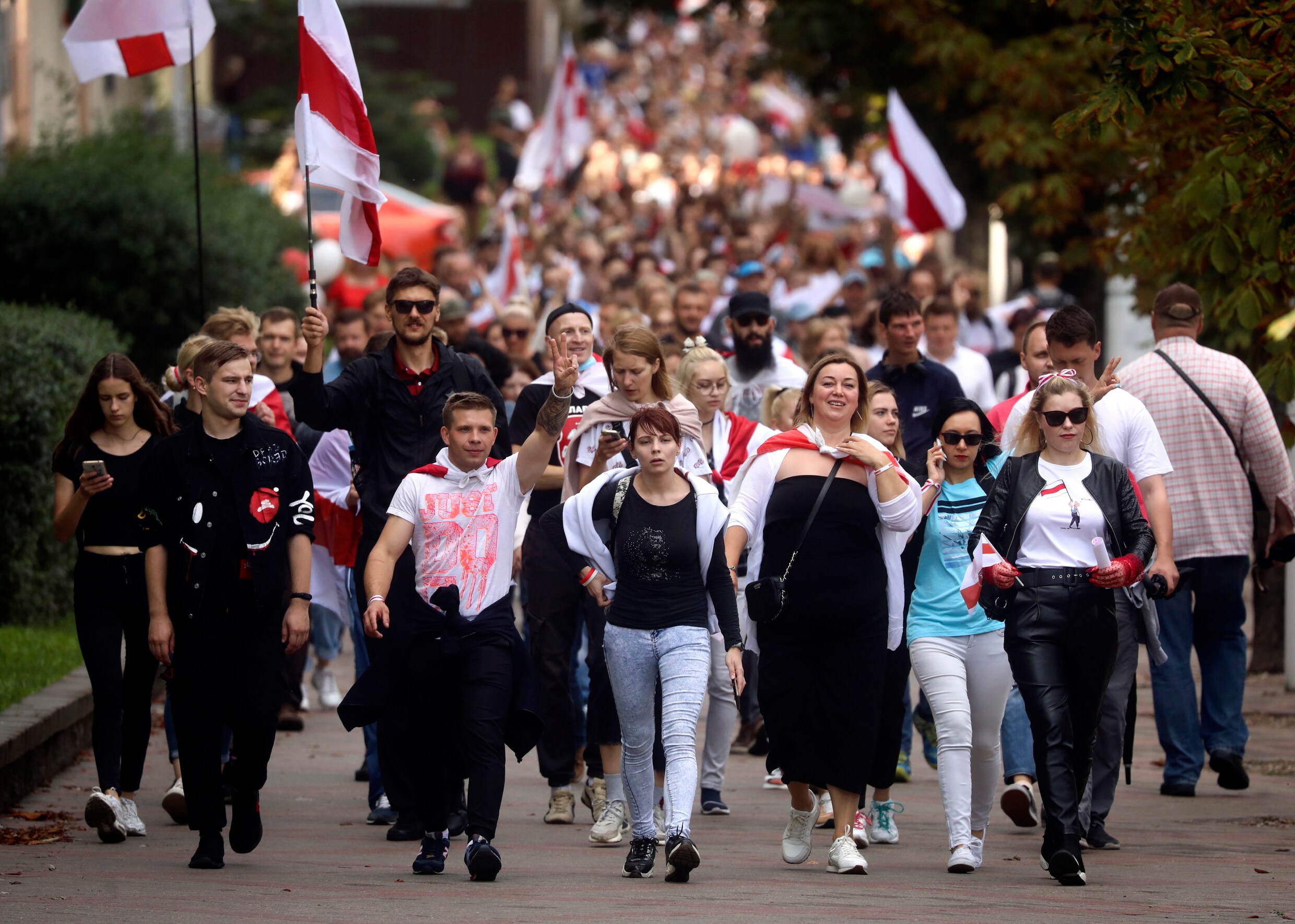 Tienduizenden betogers in Minsk: ‘Fijne verjaardag, jij rat’