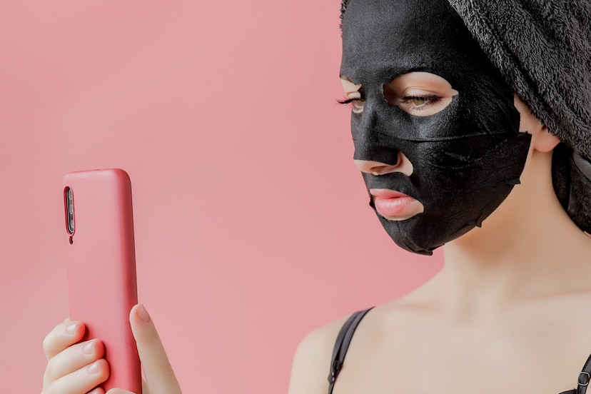 Veroudert onze huid vroegtijdig door smartphonelicht?