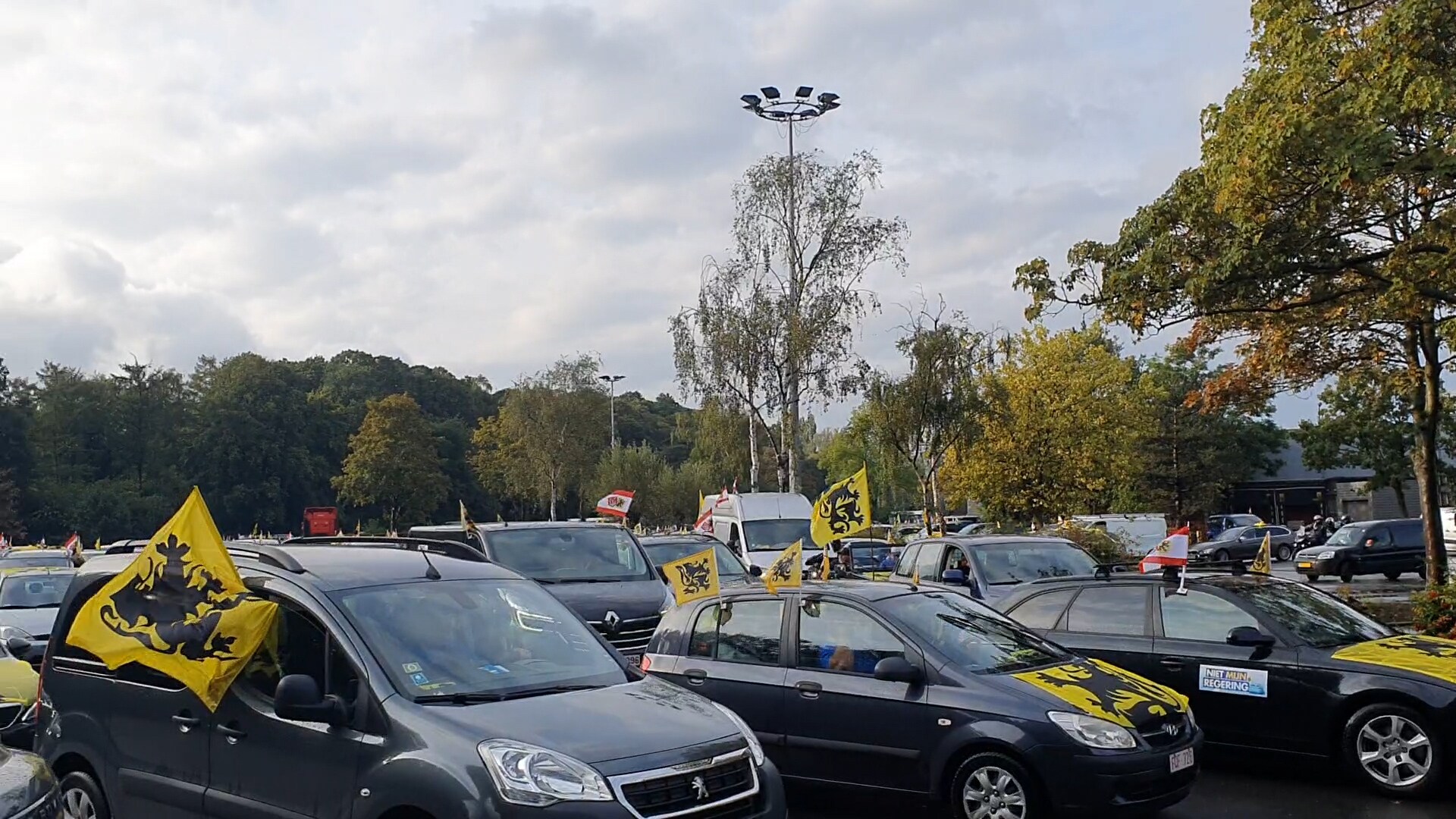 Vlaams Belang houdt protestrit in Brussel, met 5.000 auto’s: ‘Een ongelooflijk succes’