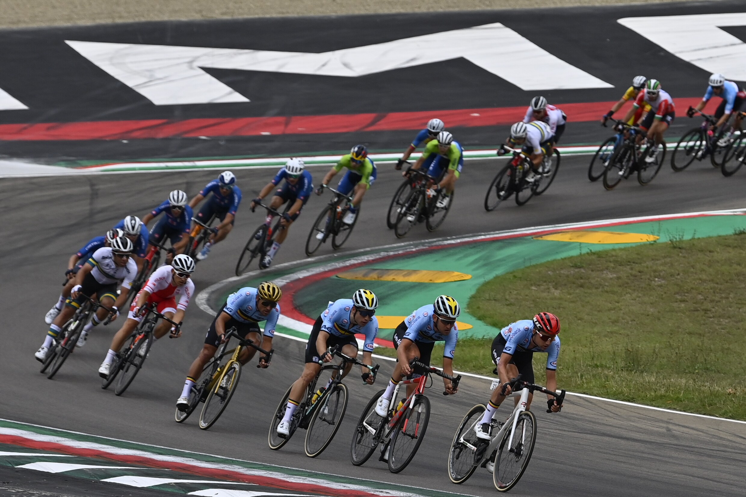 Alaphilippe kroont zich tot wereldkampioen, Van Aert pakt opnieuw zilver