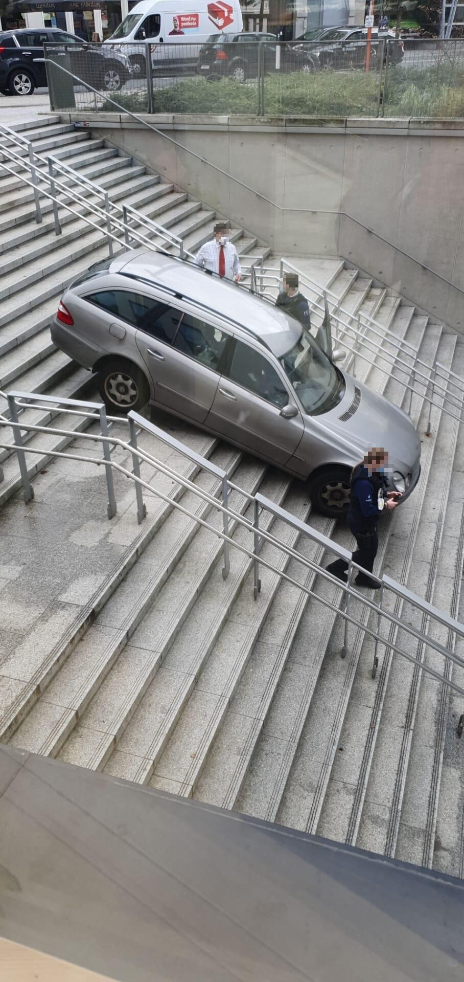 Man Volgt Verkeersbord Voor Voetgangers En Rijdt Van Trap Aan Station ...