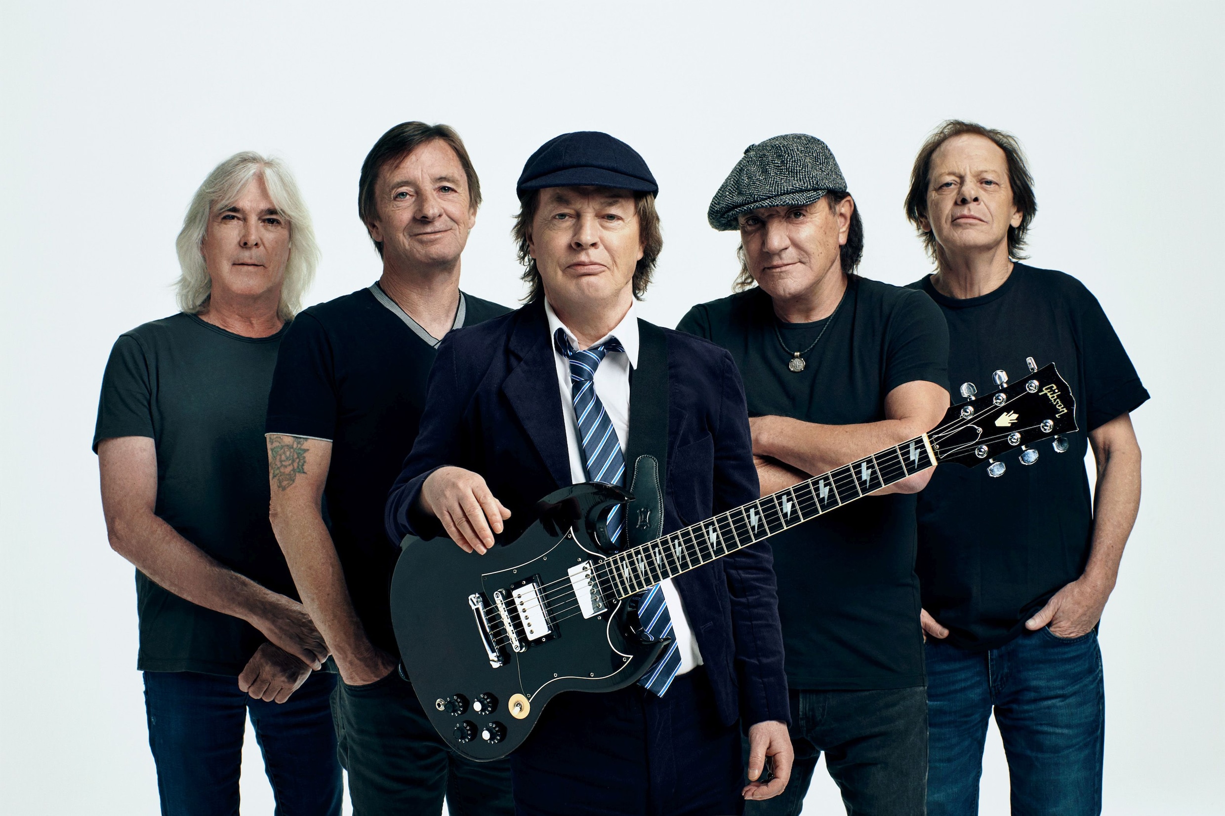 ‘Een ode aan onze overleden gitarist’: rockfabriek AC/DC brengt ...